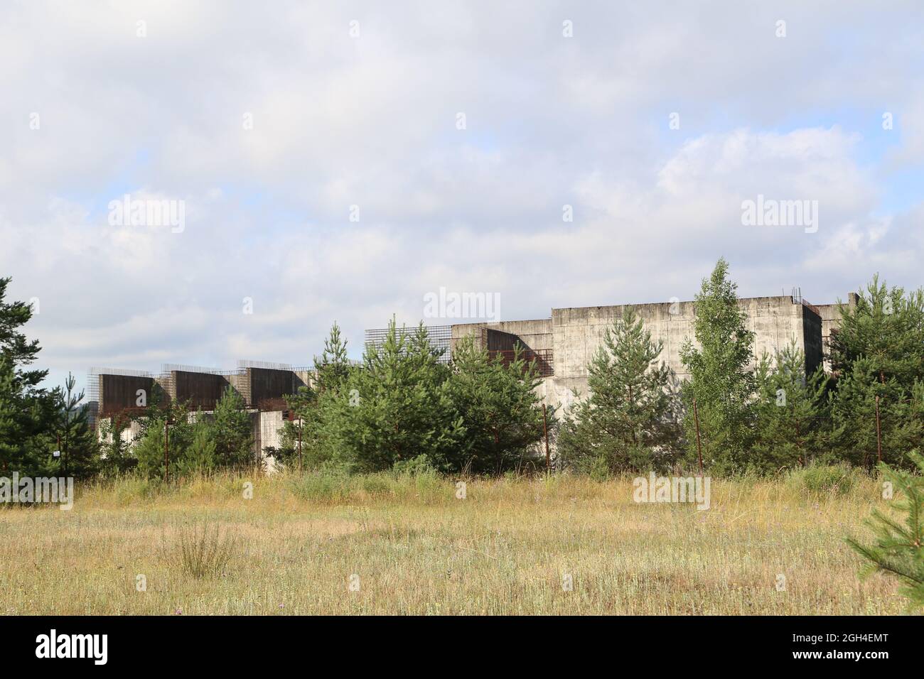 Zarnowiec, Polonia. 10 luglio 2021. Le rovine dell'unica centrale nucleare polacca. Il progetto, iniziato in epoca comunista, è stato abbandonato dopo il disastro di Chernobyl a causa delle proteste. Il previsto ingresso della Polonia nell'energia nucleare a metà degli anni '30 preoccupa la Germania. Credit: Doris Heimann/dpa/Alamy Live News Foto Stock