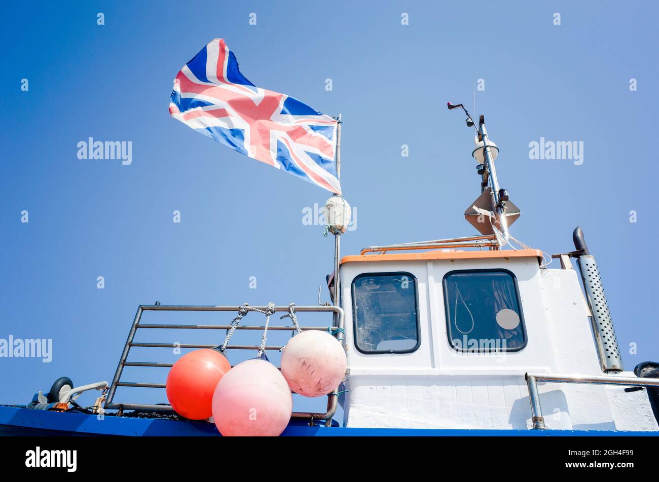 Bandiera dell'Unione che vola su una barca da pesca a Deal in Kent Inghilterra Regno Unito Foto Stock