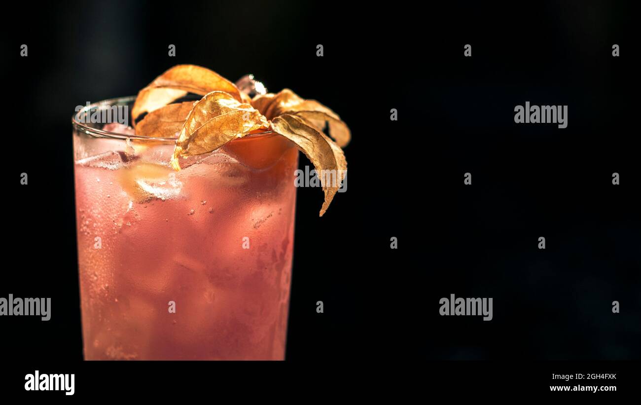 Bevanda alcolica costituita da uno spirito o più alcolici mescolati con altri ingredienti. Succo di frutta. Limonata. La signora Rosa. Classe di un cocktail come t Foto Stock