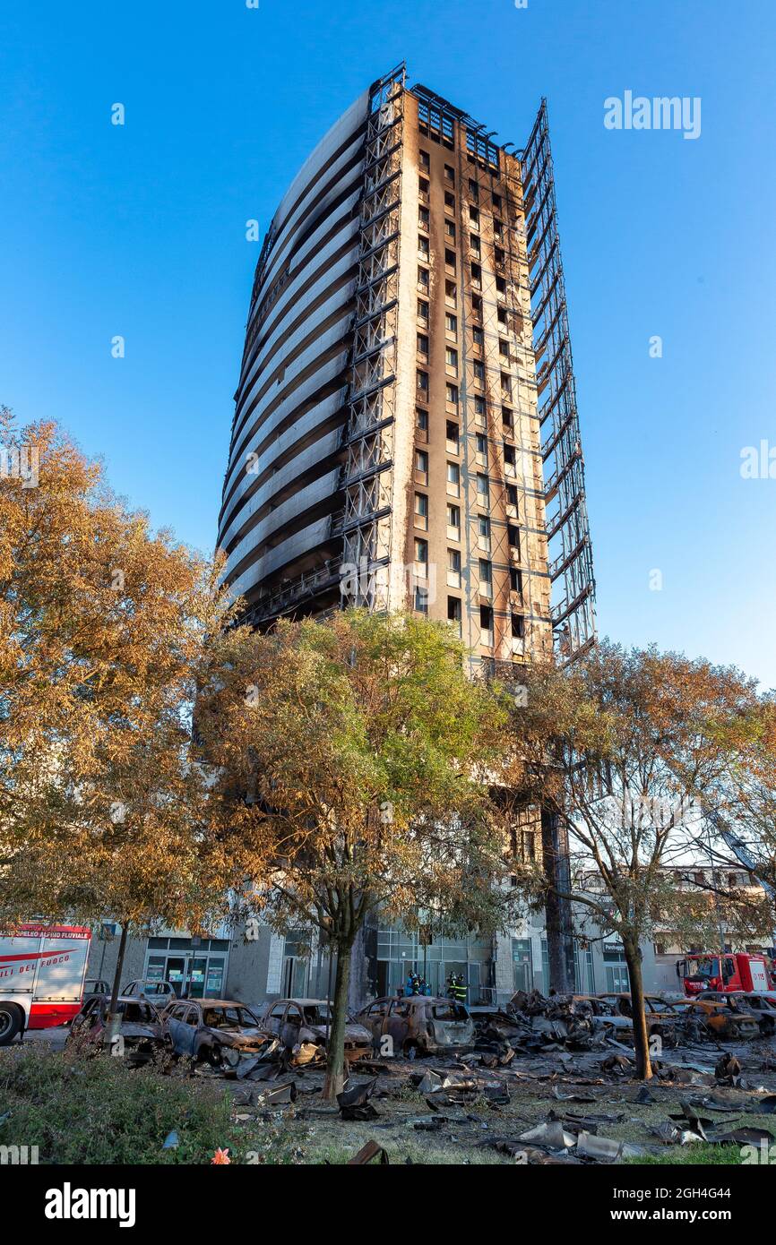 Milano, Italia - 5 settembre 2021: vista sulla strada del grattacielo bruciato Torre dei Moro a Milano, dopo l'incendio del 29 agosto 2021. Foto Stock