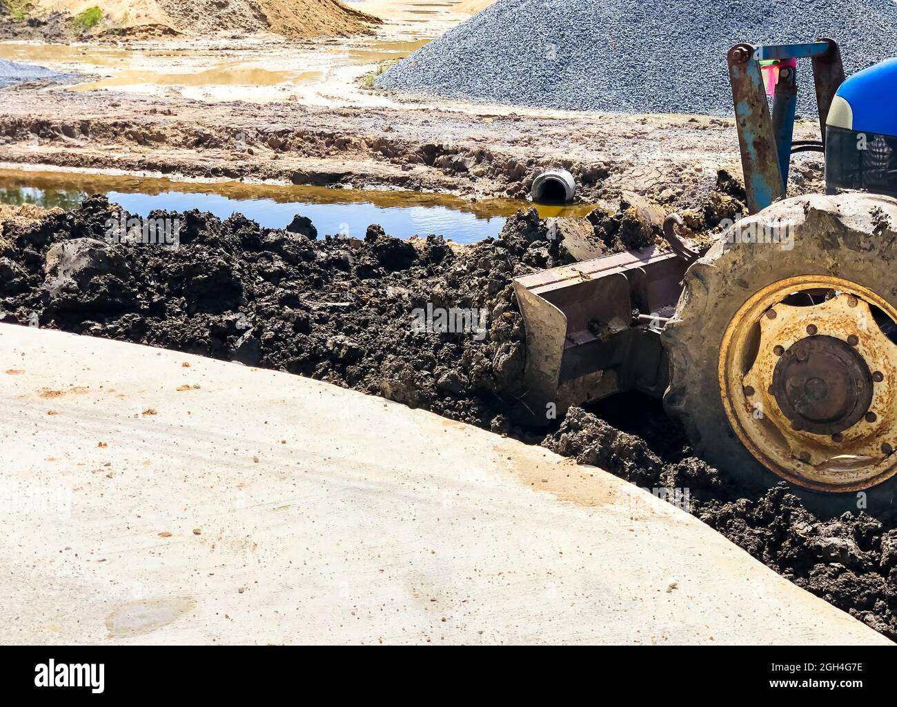 Il trattore sta regolando il terreno. Foto Stock