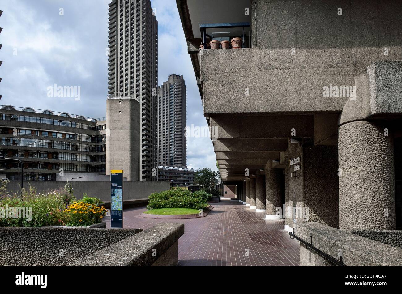 Vedute del Barbican Center architettura brutalista a Londra EC2 Inghilterra Regno Unito Foto Stock