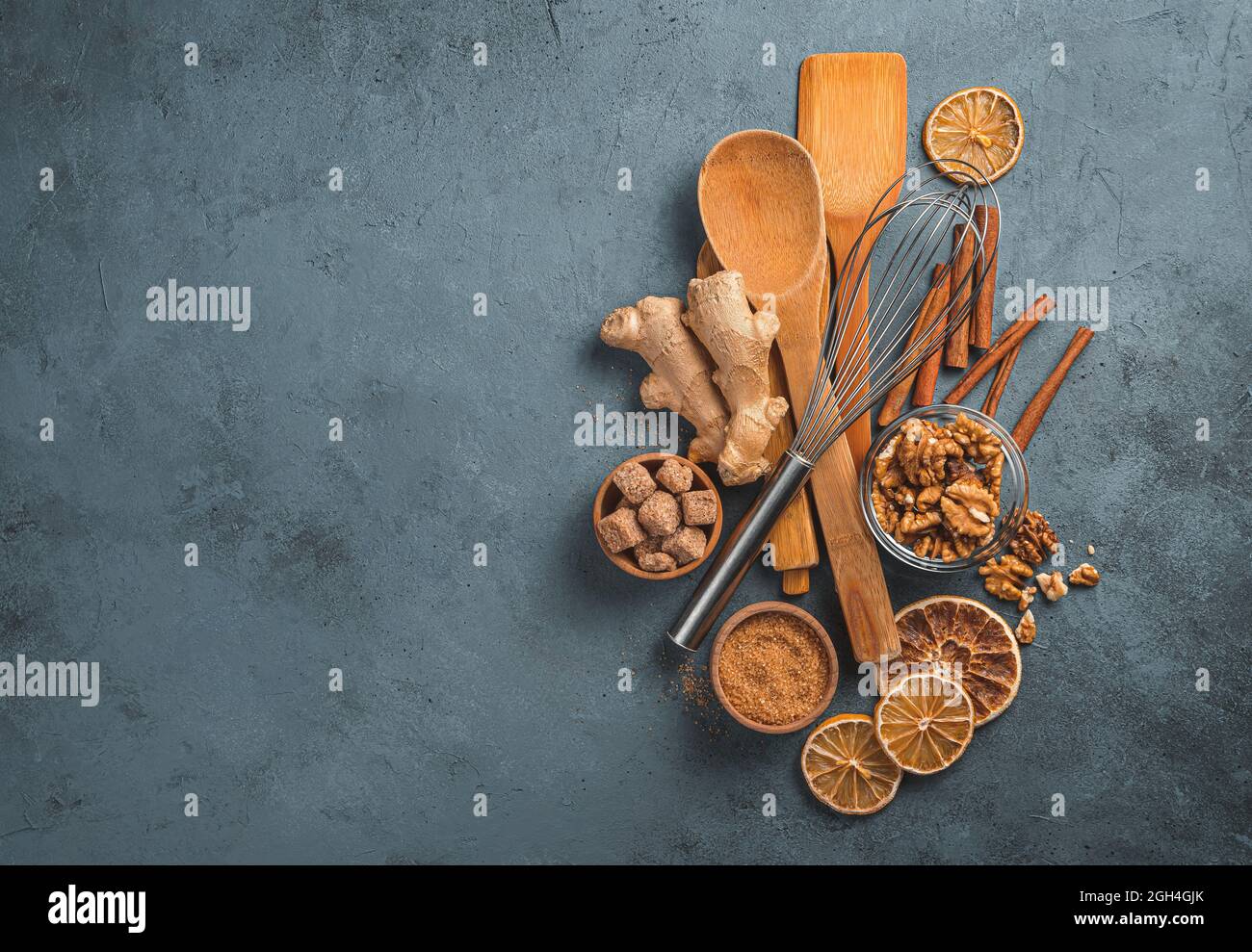 Utensili da cucina e ingredienti su sfondo grigio-blu. Foto Stock