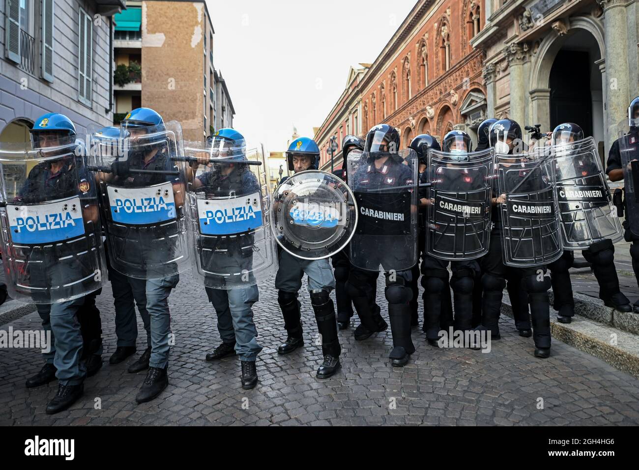 Milano, Italia - 5 settembre 2021: Ufficiali di polizia italiani in piena marcia durante una protesta contro il pass sanitario obbligatorio Foto Stock