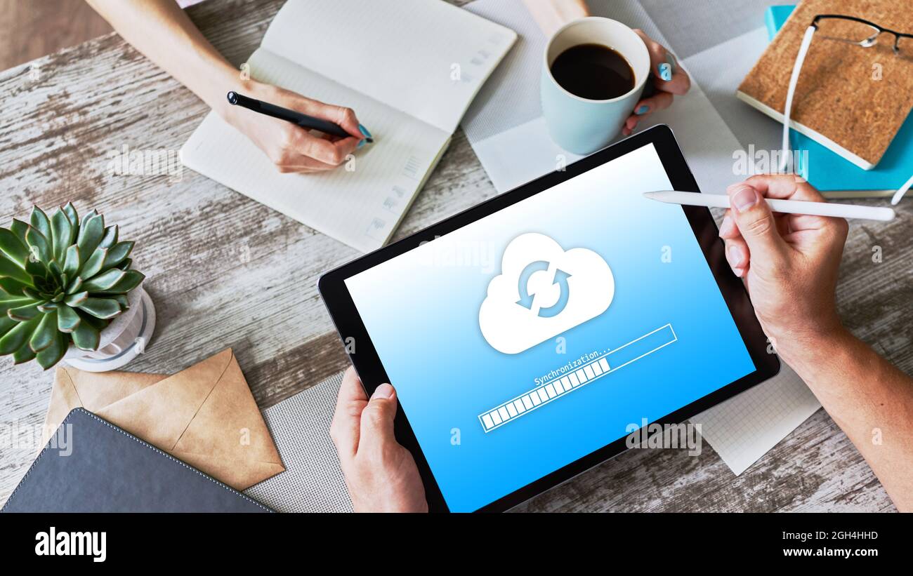 Barra di avanzamento della sincronizzazione cloud sullo schermo del tablet. Archiviazione e protezione dei dati. Tecnologia e Internet Concept Foto Stock
