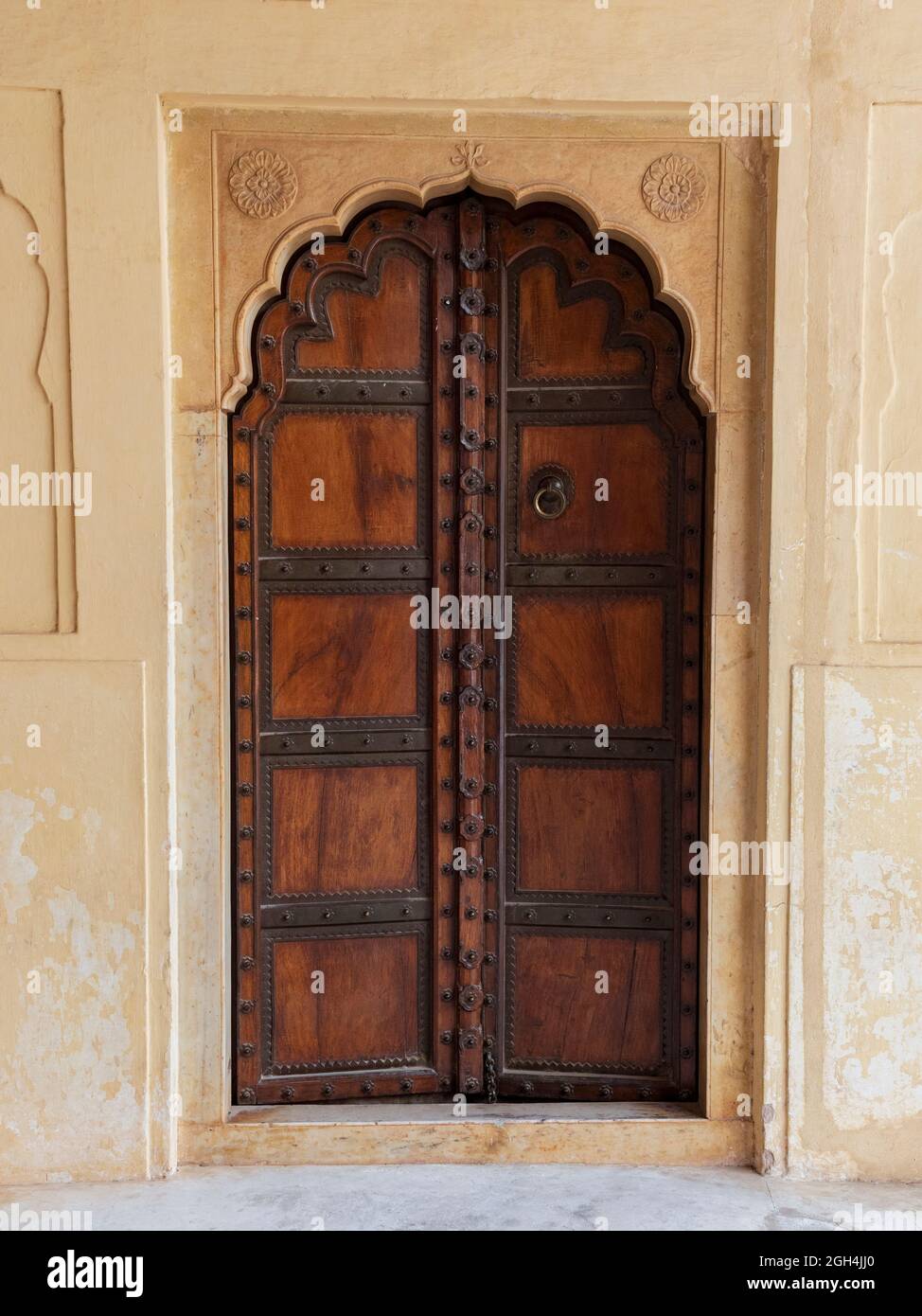 Porta in legno ornamentale tradizionale in Amber Fort, Mughal palazzo a Jaipur, India Foto Stock