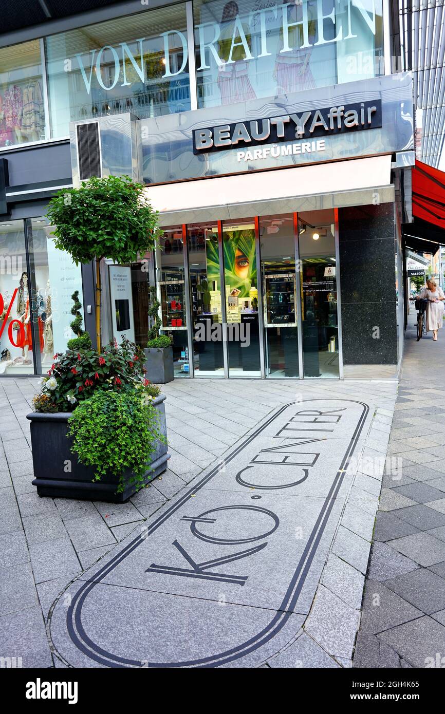 Negozi al Kö-Centre di Düsseldorf, un complesso commerciale costruito nel 1967. Kö-Centre è stato uno dei primi centri commerciali più importanti della Germania. Foto Stock
