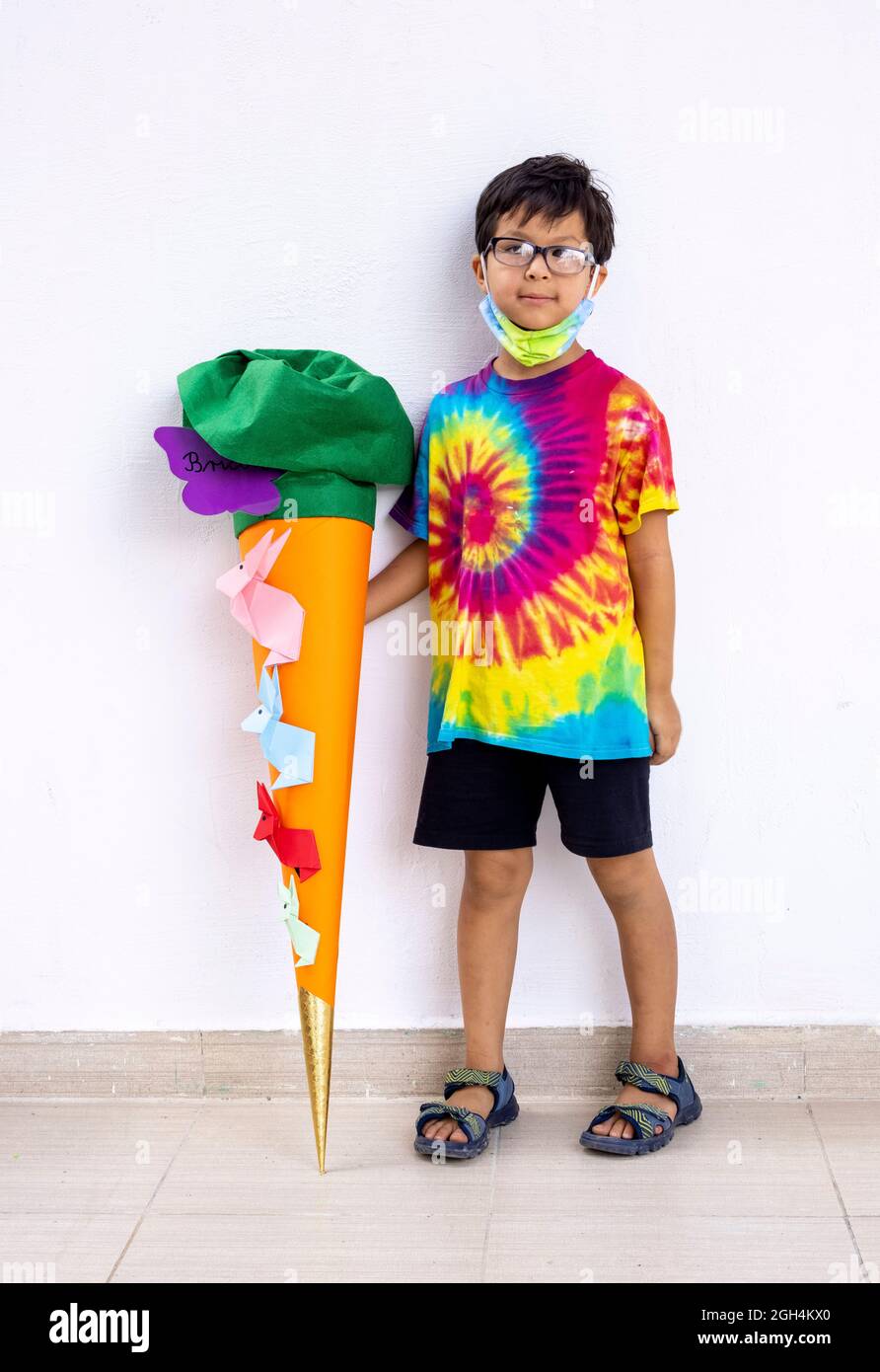 Ragazzo con il cono tradizionale della scuola tedesca il primo giorno della scuola elementare, Kompass International School, Cairo, Egitto Foto Stock