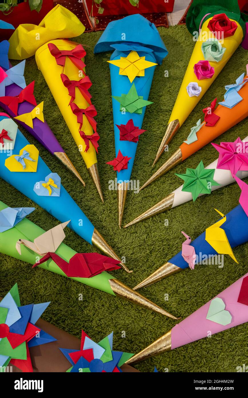 Coni tradizionali della scuola tedesca per bambini il primo giorno della scuola elementare, Kompass International School, Cairo, Egitto Foto Stock