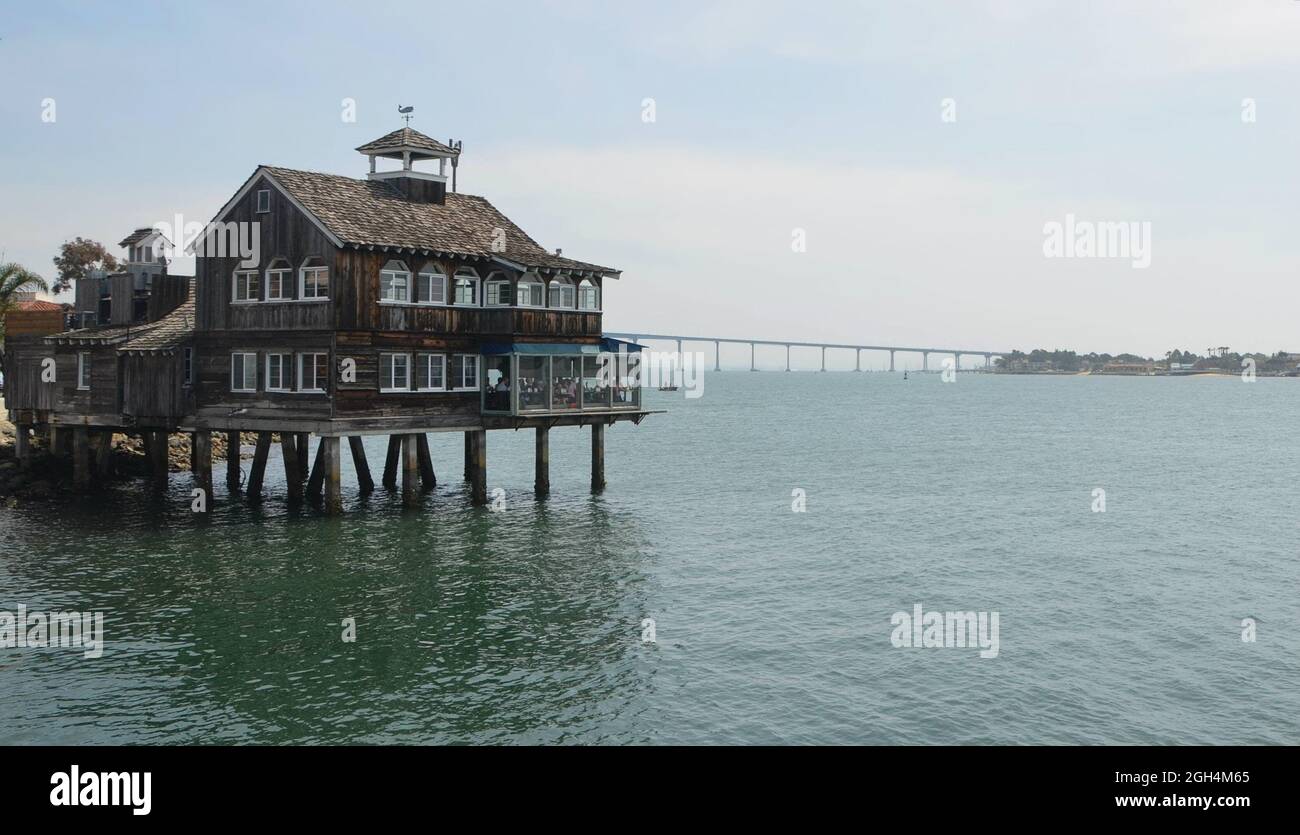 Paesaggio con vista panoramica del Pier Café al Seaport Village con Coronado Bridge sullo sfondo a San Diego, California USA. Foto Stock