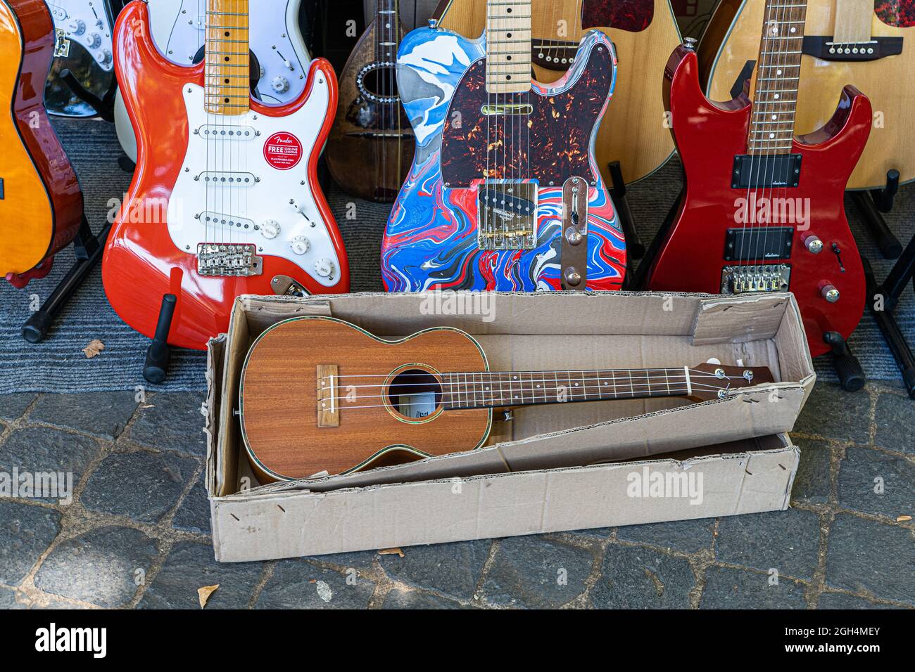 TREVIGNANO ROMANO ITALIA, REGNO UNITO. 5 Settembre 2021. Un mercato all'aperto a Trevignano Romano che vende una varietà di chitarre da collezione, tra cui chitarra elettrica acustica e Fender e Ukaleles. Credit: amer Ghazzal/Alamy Live News Foto Stock