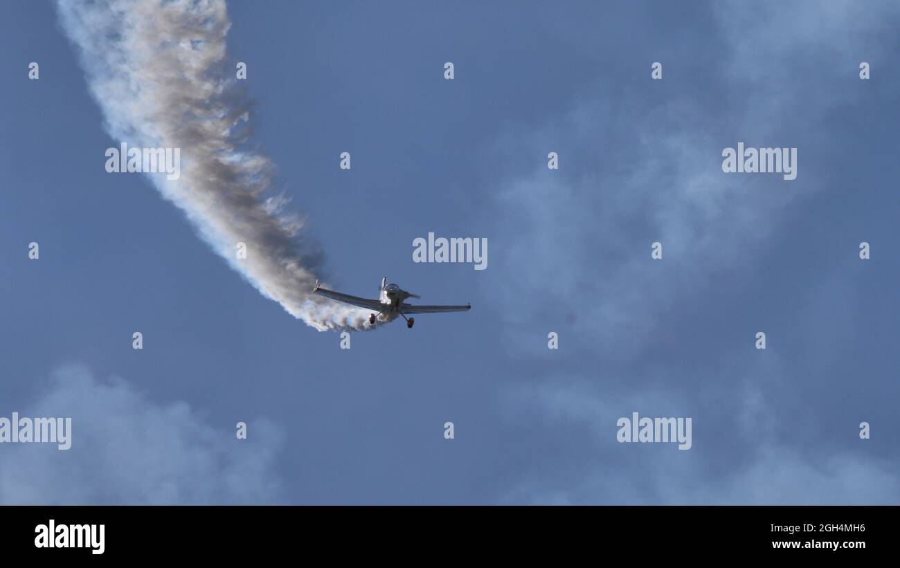 Ferrara Italia 27 GIUGNO 2021 aeroplano in volo nel cielo blu estivo con sentiero bianco. Corby CJ-1 Starlet monoposto, aereo amatoriale costruito degli anni '60 Foto Stock