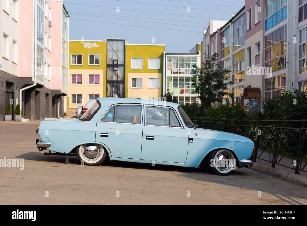 Irkutsk, Russia - 28 luglio 2021. Auto migliorata. Altezza libera da terra ridotta Editoriale aggiornata vecchia auto sovietica, altezza libera da terra bassa Foto Stock