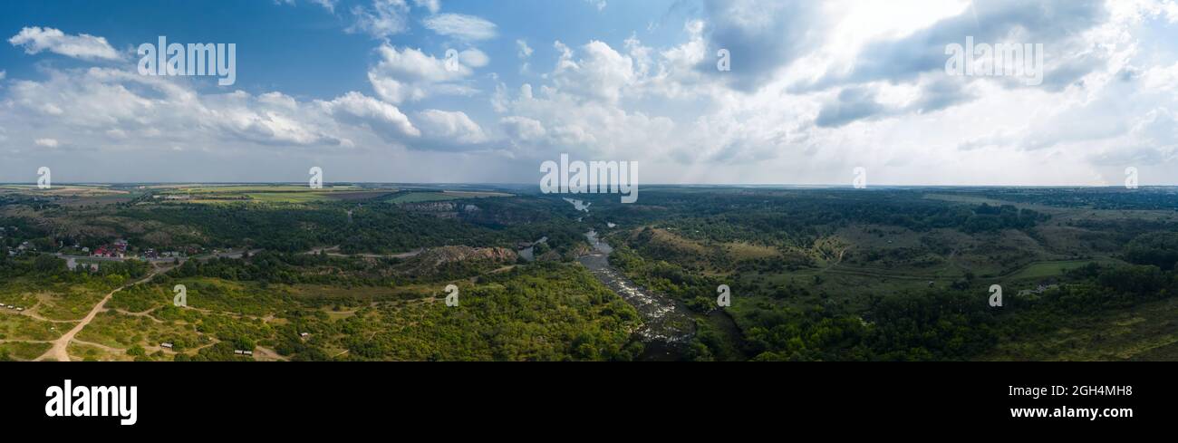 Paesaggio del fiume e rocce di granito vista panoramica aerea. Lago di radon a Migiya Ucraina Foto Stock