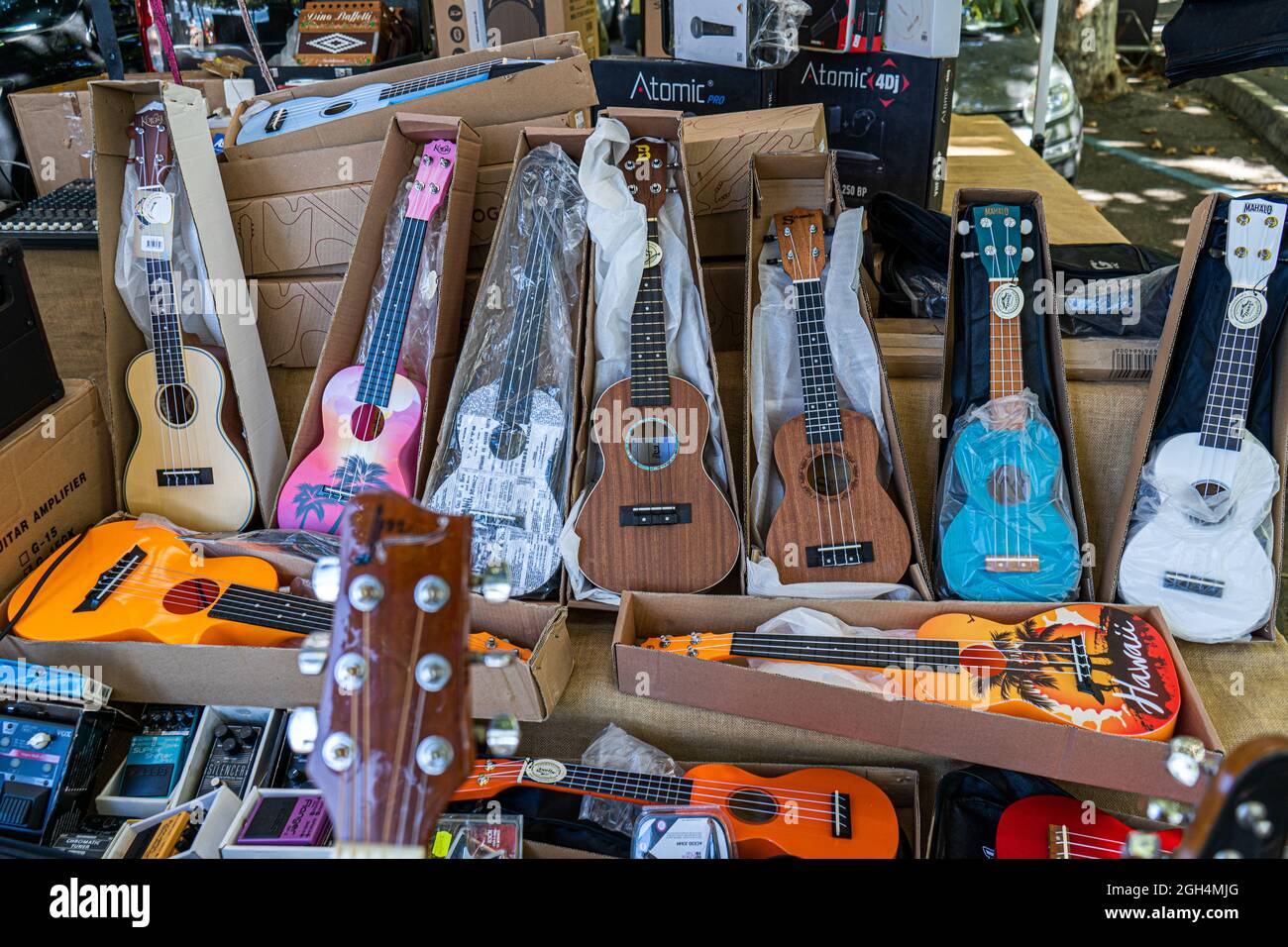 TREVIGNANO ROMANO ITALIA, REGNO UNITO. 5 Settembre 2021. Un mercato all'aperto a Trevignano Romano che vende una varietà di chitarre da collezione, tra cui chitarra elettrica acustica e Fender e Ukaleles. Credit: amer Ghazzal/Alamy Live News Foto Stock