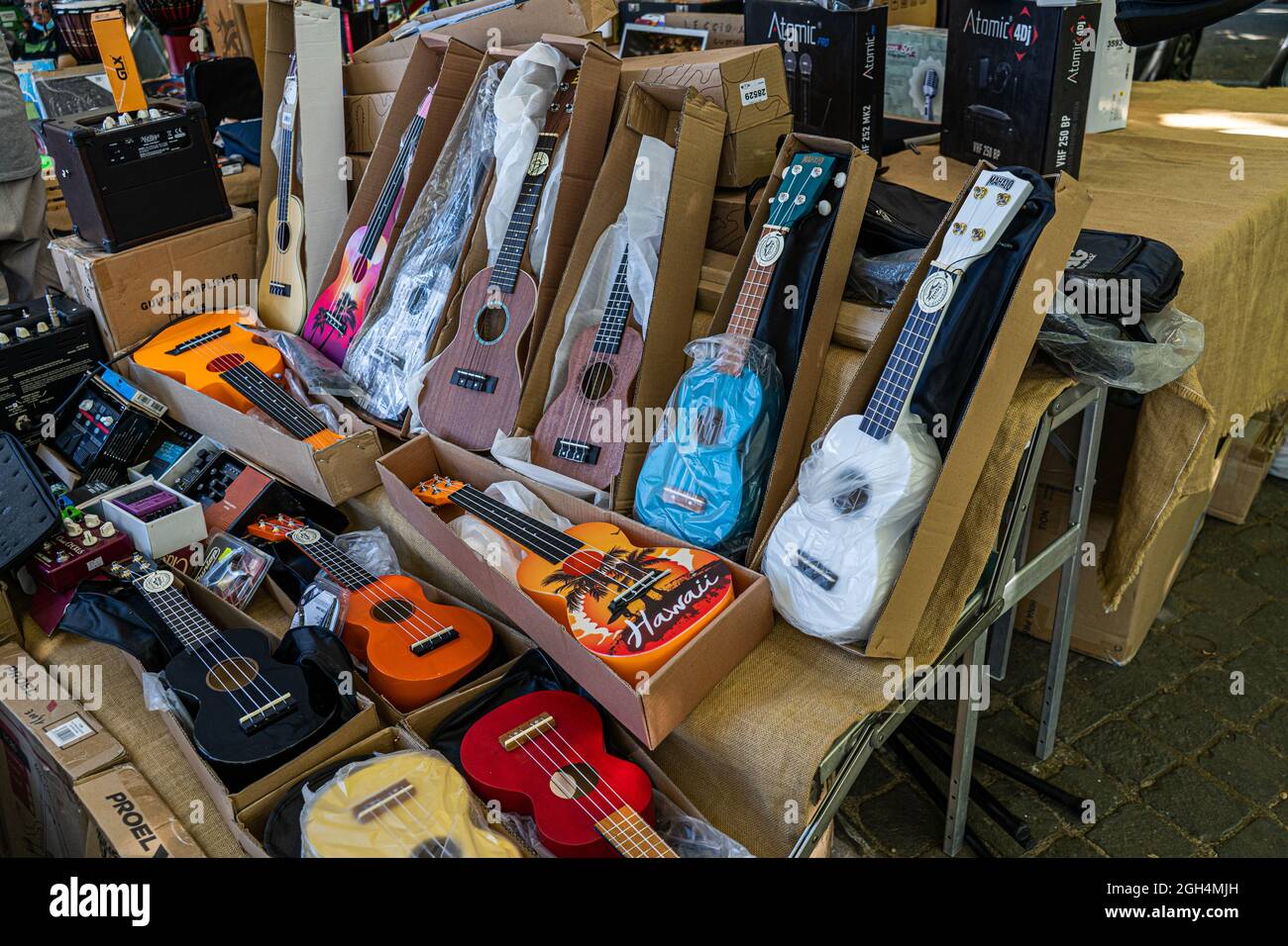 TREVIGNANO ROMANO ITALIA, REGNO UNITO. 5 Settembre 2021. Un mercato all'aperto a Trevignano Romano che vende una varietà di chitarre da collezione, tra cui chitarra elettrica acustica e Fender e Ukaleles. Credit: amer Ghazzal/Alamy Live News Foto Stock