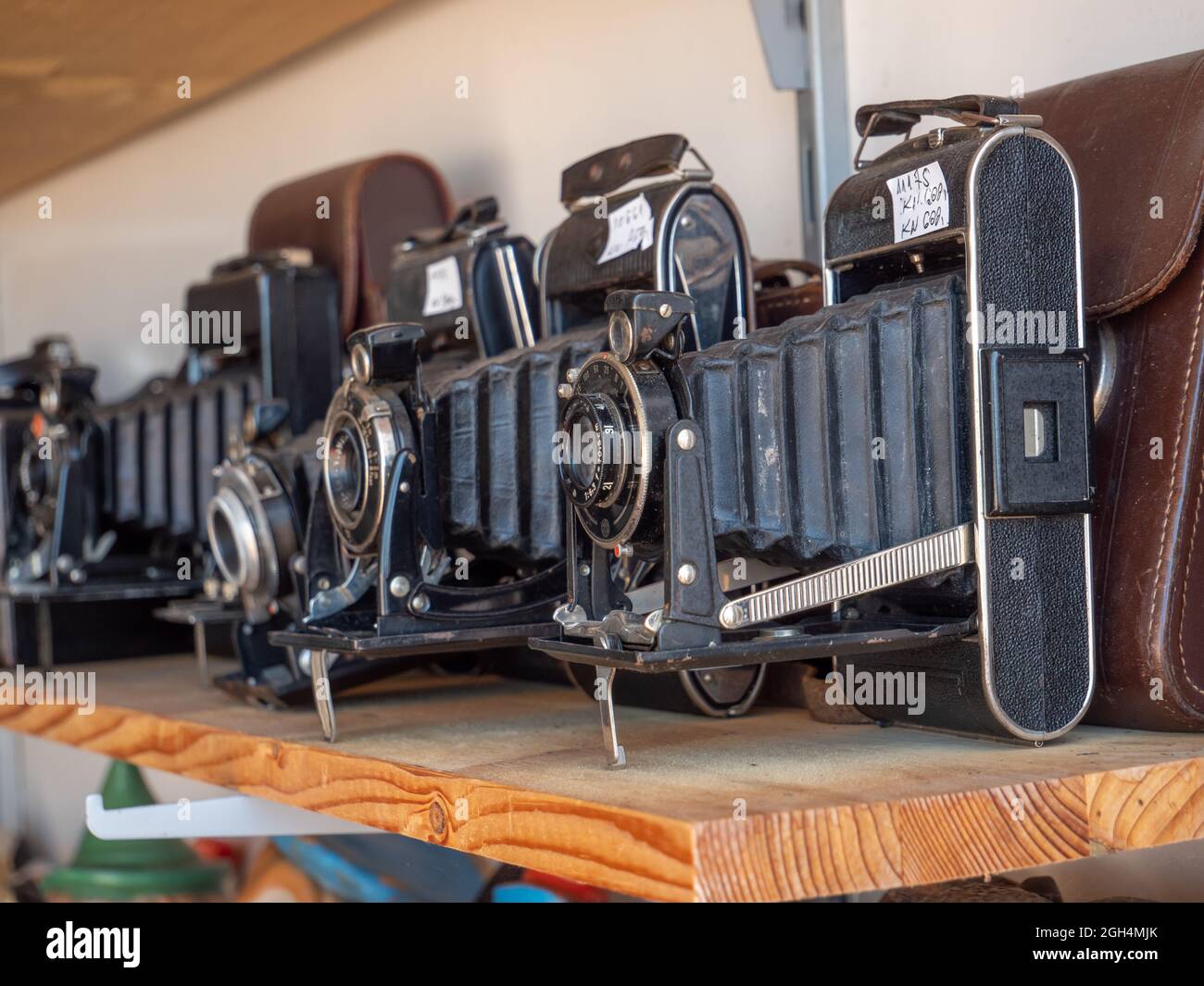 Telecamere analogiche antiche su un mercato delle pulci Foto Stock
