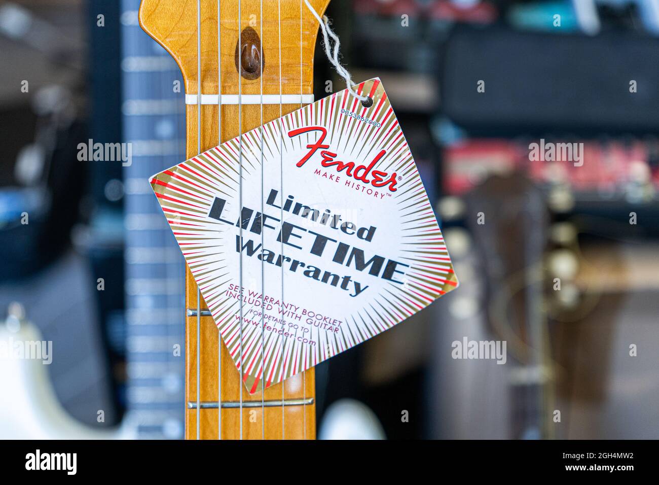 TREVIGNANO ROMANO ITALIA, REGNO UNITO. 5 Settembre 2021. Una testa di chitarra Fender. Un mercato all'aperto a Trevignano Romano che vende una varietà di chitarre da collezione, tra cui chitarra elettrica acustica e Fender e Ukaleles. Credit: amer Ghazzal/Alamy Live News Foto Stock