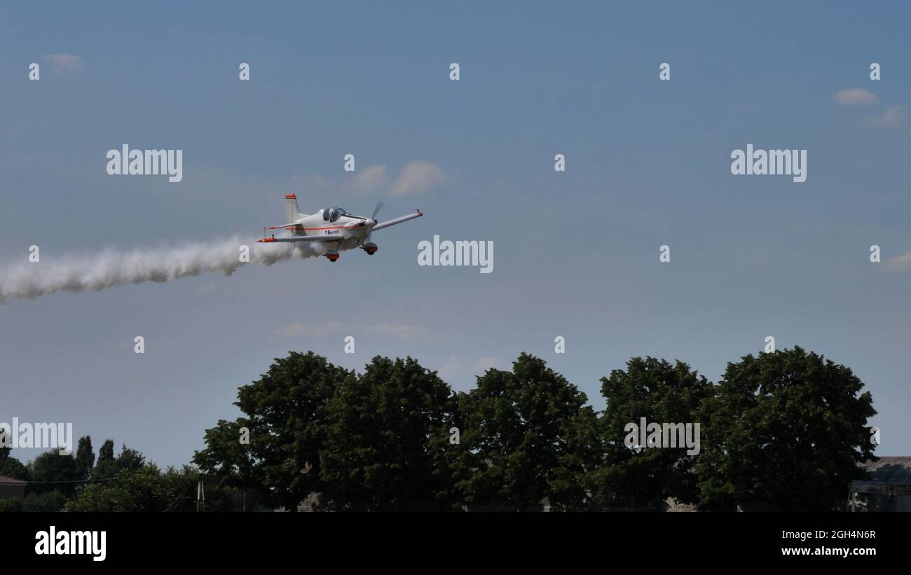 Ferrara Italia 27 GIUGNO 2021 il piano bianco ad alta velocità passa in bassa quota appena sopra le cime degli alberi. Corby CJ-1 Starlet monoposto, aereo amatoriale costruito degli anni '60 Foto Stock