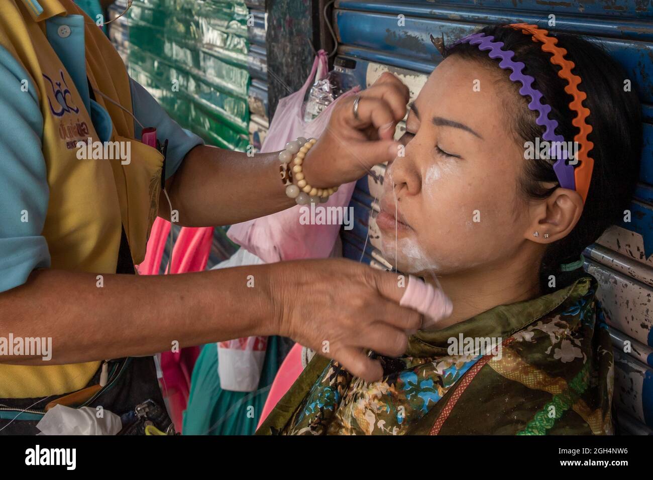 Bangkok, thailandia - 16 febbraio 2020 : Yaowarat strada mercantile servizio cliente faccia capelli rimozione bellezza da filato. Cinese antico - rimozione dei capelli stile, C. Foto Stock