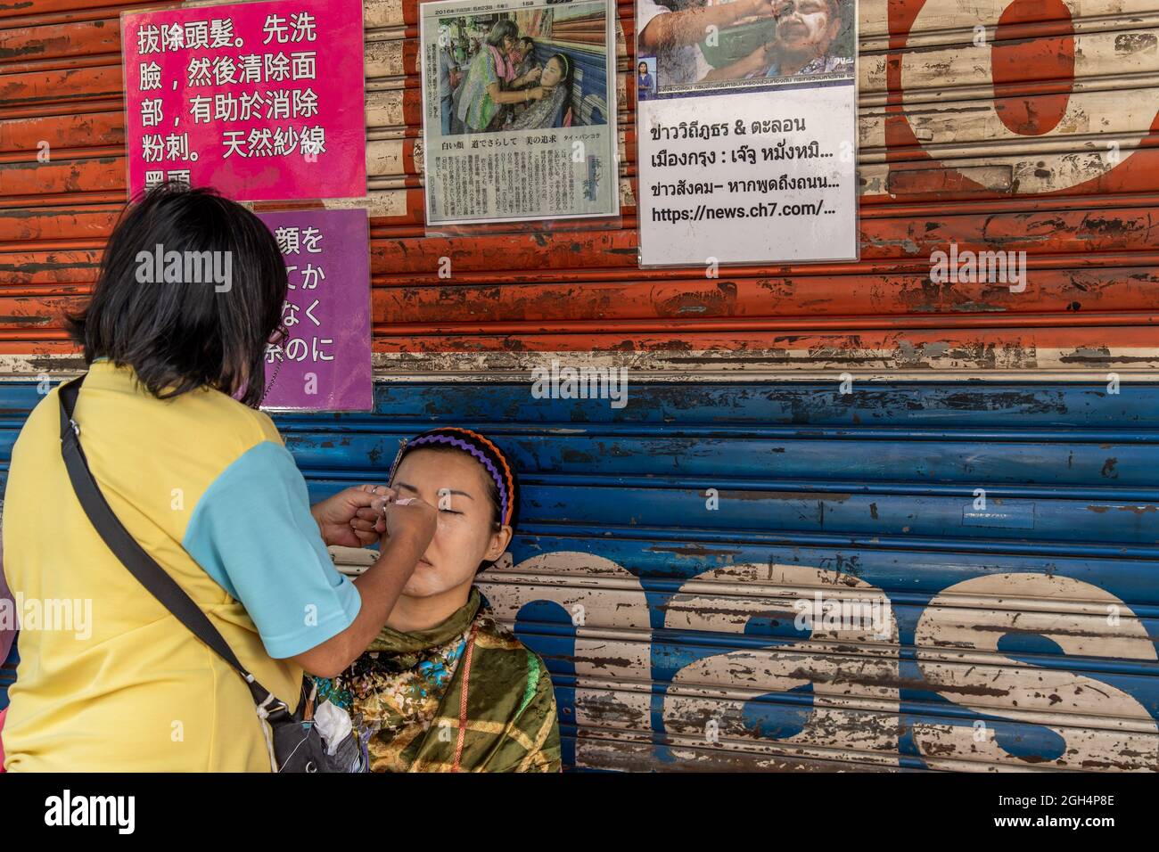 Bangkok, thailandia - 16 febbraio 2020 : Yaowarat strada mercantile servizio cliente faccia capelli rimozione bellezza da filato. Cinese antico - rimozione dei capelli stile, C. Foto Stock