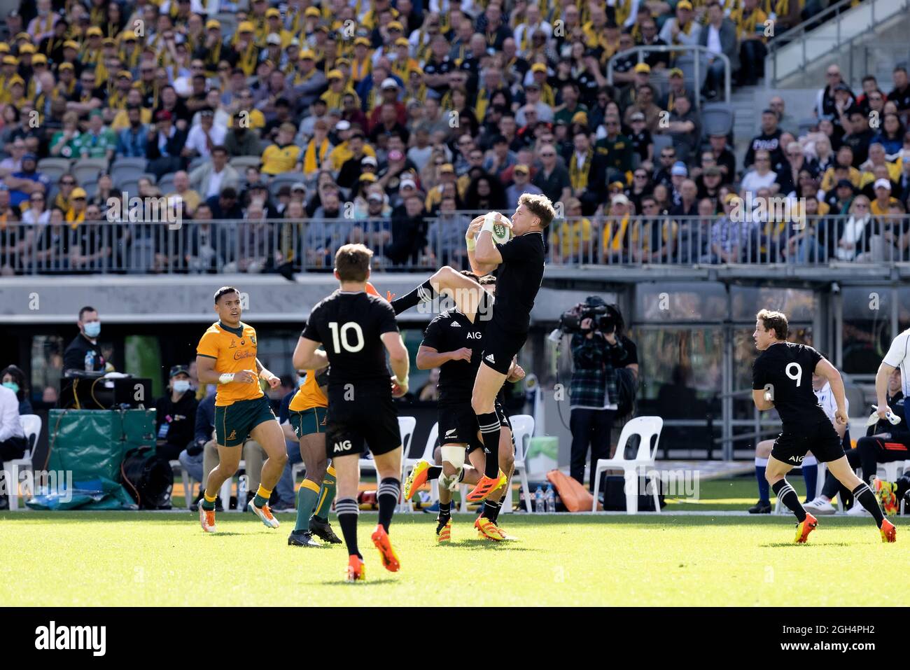 Perth, Australia, 5 Settembre, 2021. Jordie Barrett of the All Blacks cattura la palla e colpisce accidentalmente Marika Koroibete of the Wallabies in faccia con il suo stivale durante il Rugby Championship e Bledisloe Cup partita tra i Wallabies australiani e la Nuova Zelanda All Blacks Credit: Graham Conaty/Speed Media/Alamy Live News Foto Stock