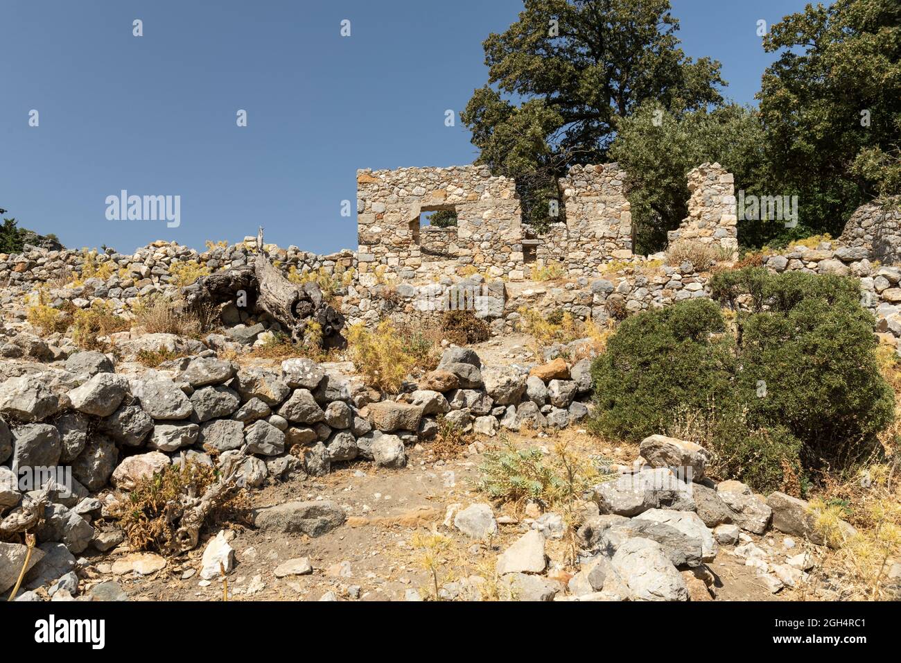 Le rovine del vecchio villaggio di Pyli / Paleo Pyli situato a ovest del Monte Dykeos, Kos, Isole Dodecanesi, Grecia Foto Stock