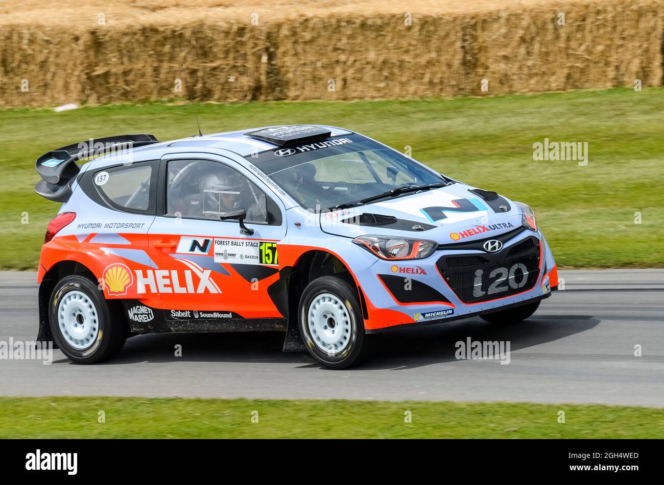 2014 auto Hyundai i20 WRC che corre sulla pista di salita al Goodwood Festival of Speed Motor Racing evento 2014 Foto Stock