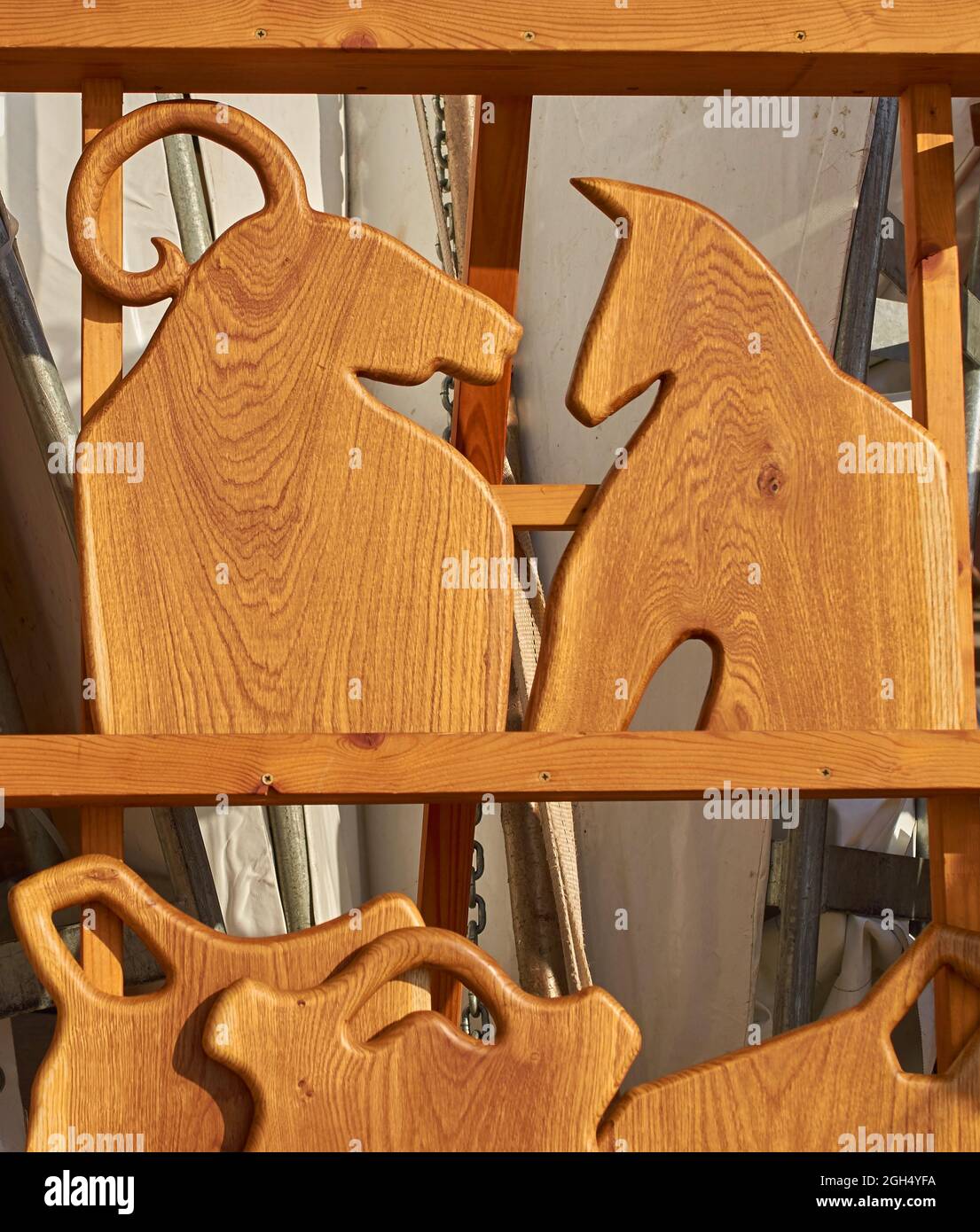 Taglieri in legno fatti a mano sotto forma di figure animali Foto Stock