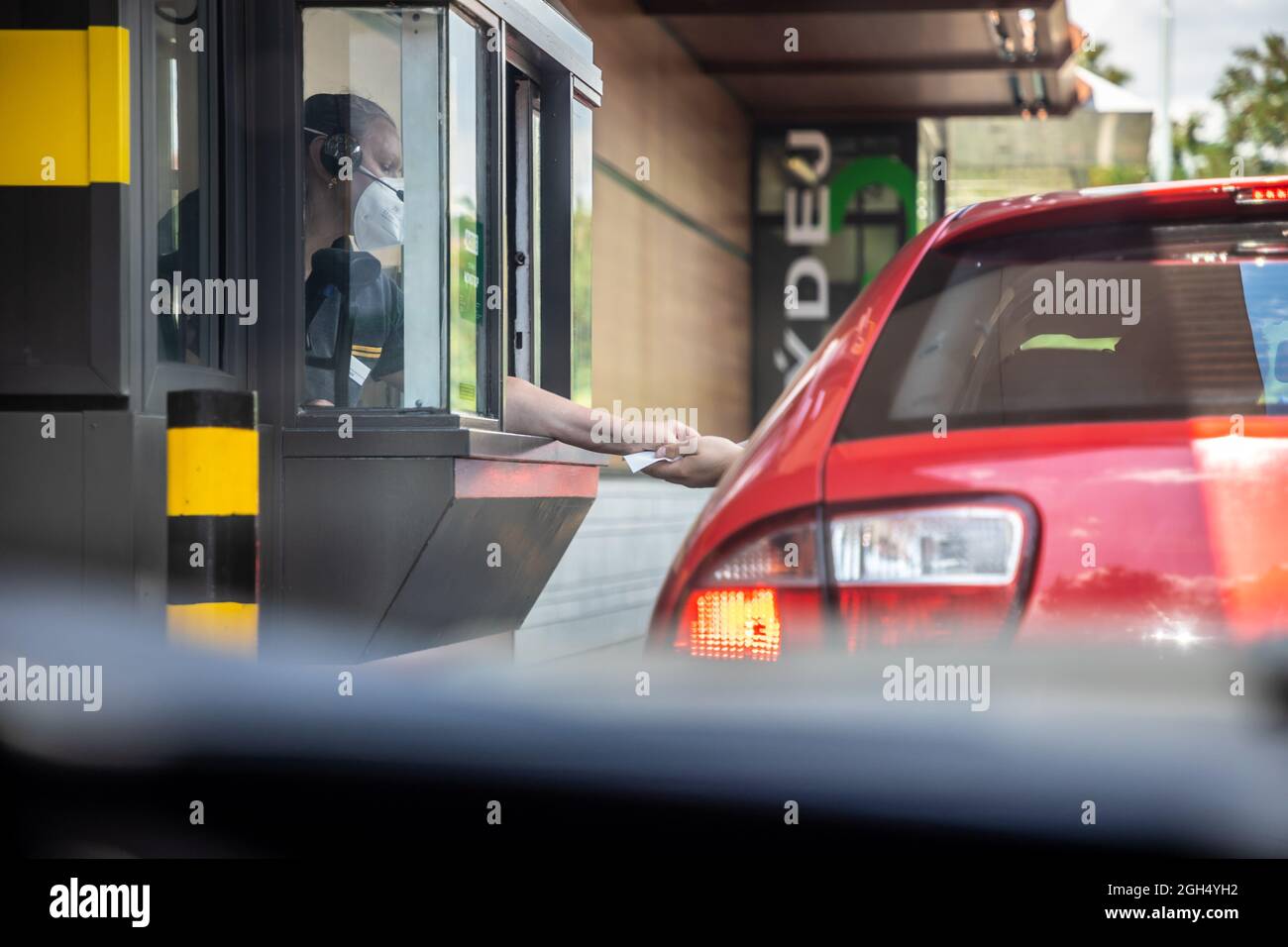 Praga, Repubblica Ceca - 11.08.2021: McDonald's ristorante, baying pasto in auto attraverso dalla macchina a Praga, Repubblica Ceca Foto Stock