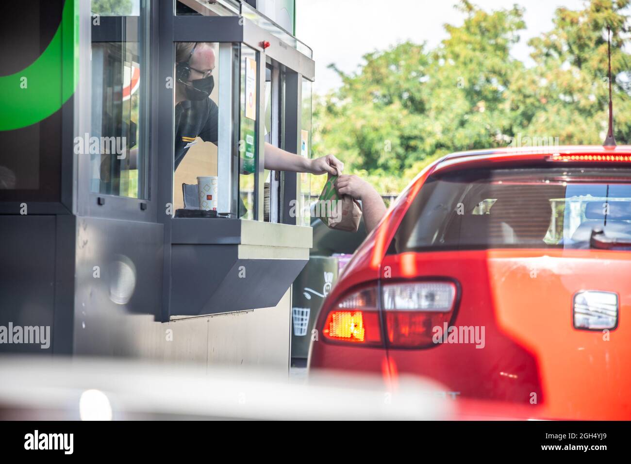 Praga, Repubblica Ceca - 11.08.2021: McDonald's ristorante, baying pasto in auto attraverso dalla macchina a Praga, Repubblica Ceca Foto Stock