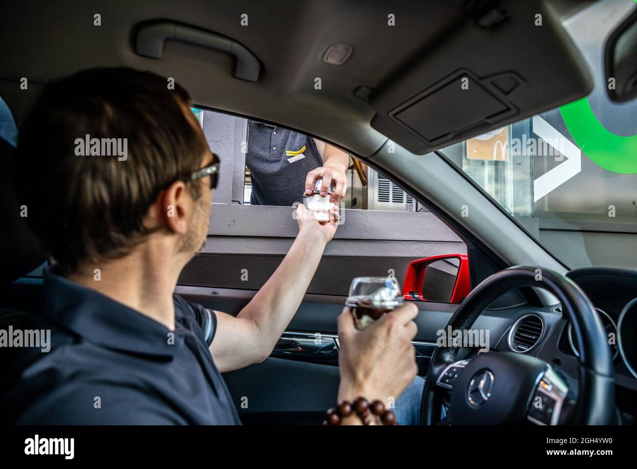 Praga, Repubblica Ceca - 11.08.2021: McDonald's ristorante, baying pasto in auto attraverso dalla macchina a Praga, Repubblica Ceca Foto Stock