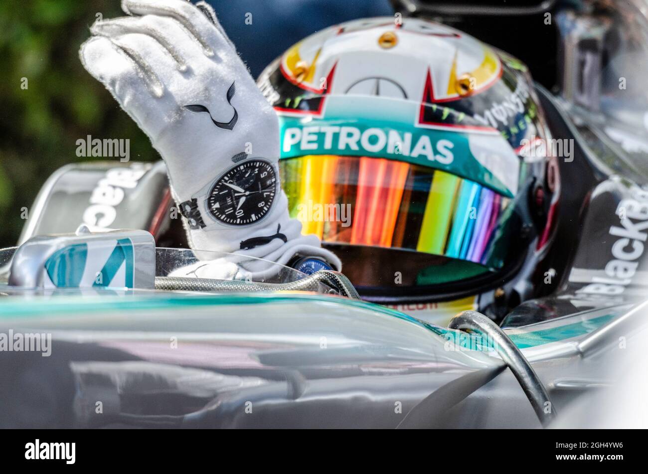 Lewis Hamilton, pilota di Formula 1 Mercedes Grand Prix nell'abitacolo  della vettura Mercedes F1 Petronas a Goodwood. Orologio IWC Schaffhausen  stampato Foto stock - Alamy