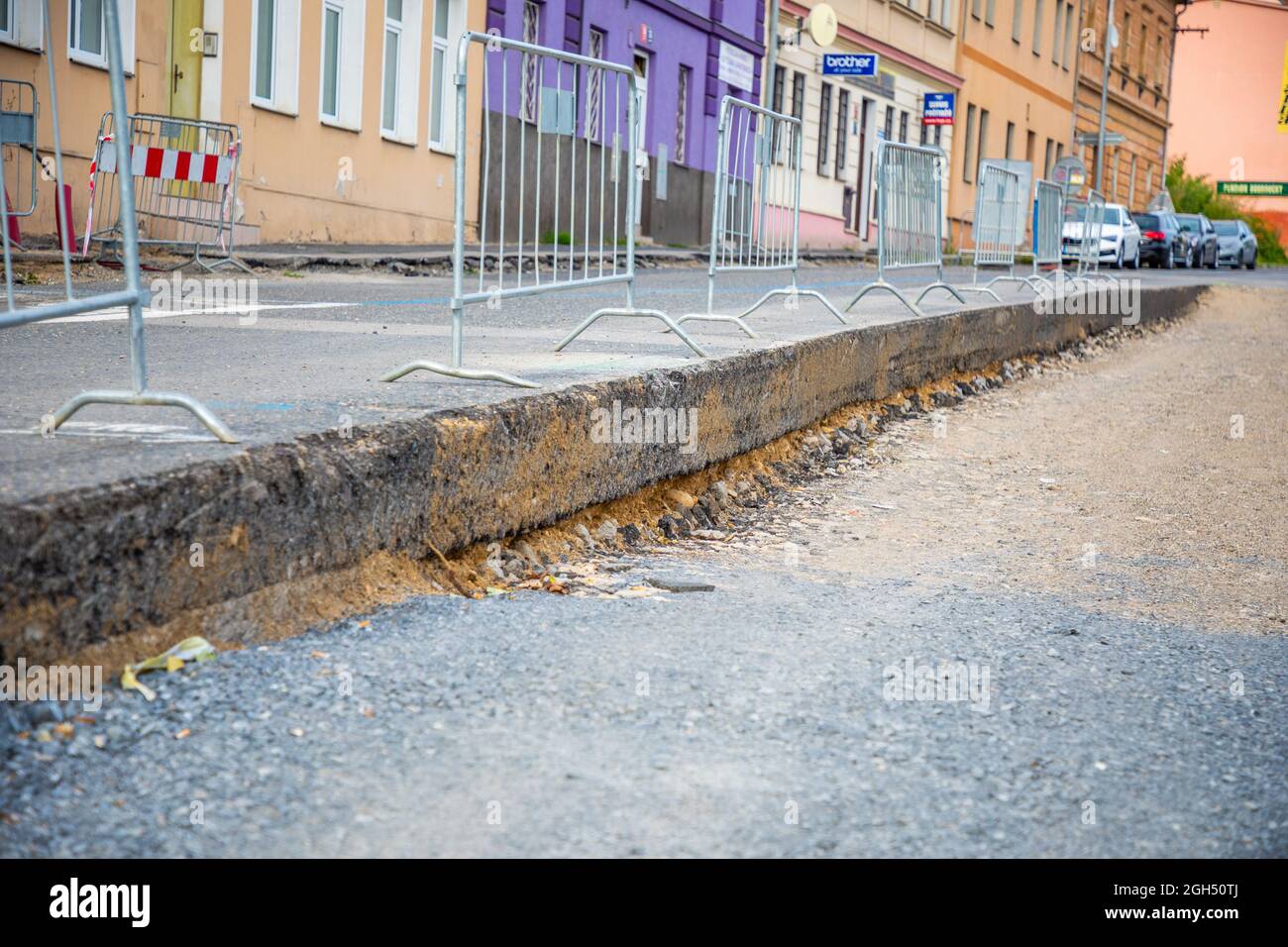 Praga, Repubblica Ceca - 12.08.2021: Frammento di una strada riparata con uno strato di asfalto rimosso nel distretto di Praga, Repubblica Ceca Foto Stock