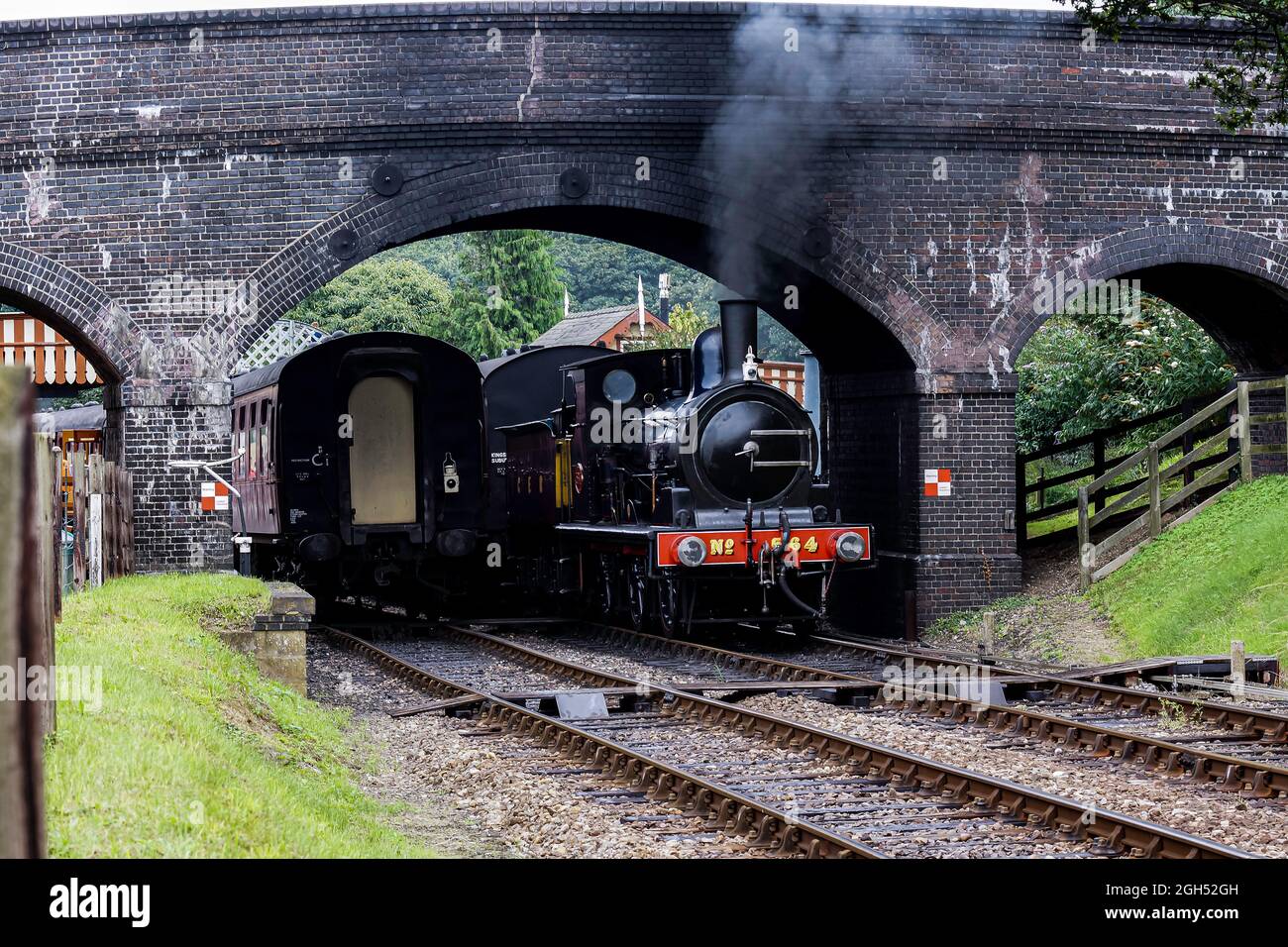 Great Eastern Railway 0-6-0 NO 564 partenza dalla stazione di Weybourne con un treno fino a fermarsi Foto Stock