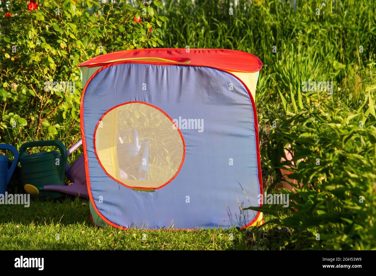 tenda da gioco per bambini sull'erba, in estate Foto Stock