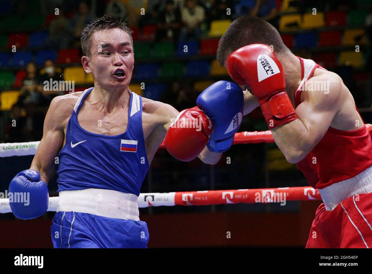 Kemerovo, Russia. 4 settembre 2021. Vasily Yegorov di Yakutia (Repubblica  Sakha), a sinistra, e Akhtem Zakirov della regione di Novosibirsk competono  nella finale di -51 kg ai Campionati Russi di Boxing del