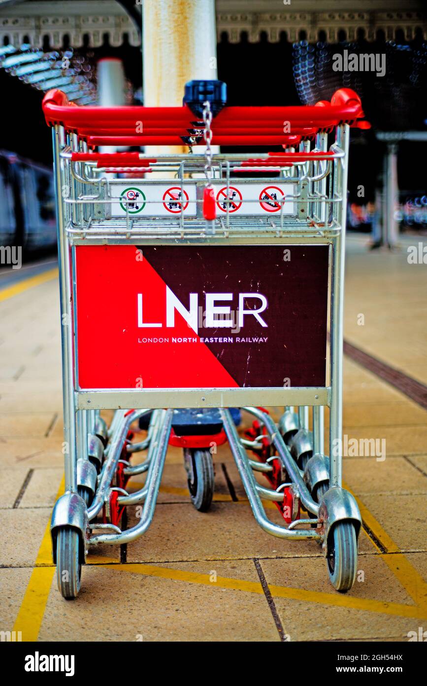 TROLLEY piattaforma LNER, stazione ferroviaria di York, York, Inghilterra Foto Stock