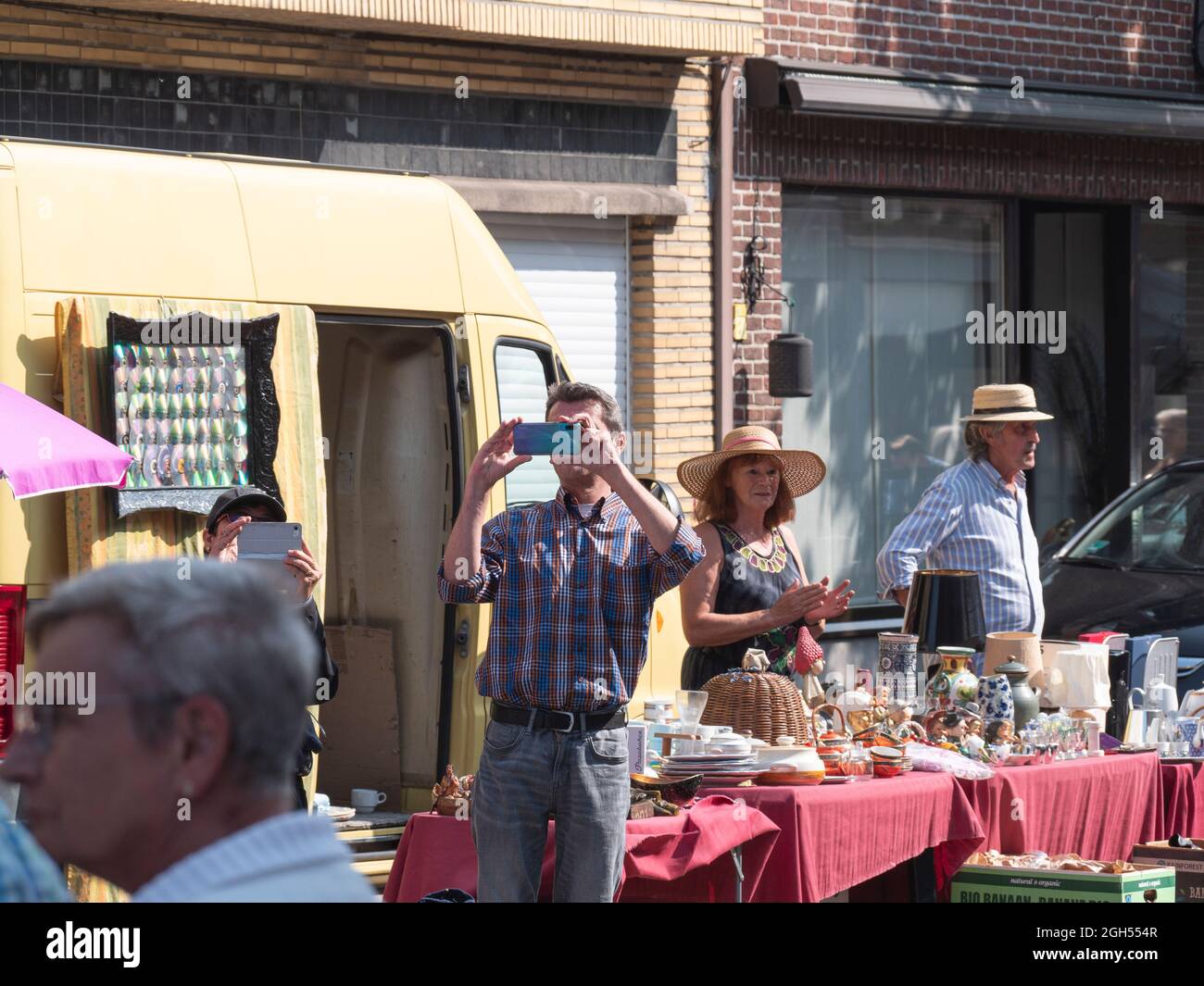 Sint Gillis WAAS, Belgio, 04 settembre 2021, Man filma o scatta una foto con il suo cellulare al mercato locale Foto Stock