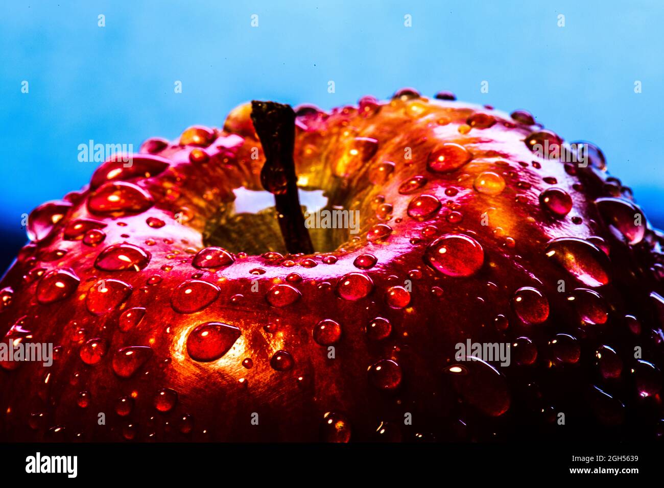 Una mela con gocce d'acqua Foto Stock