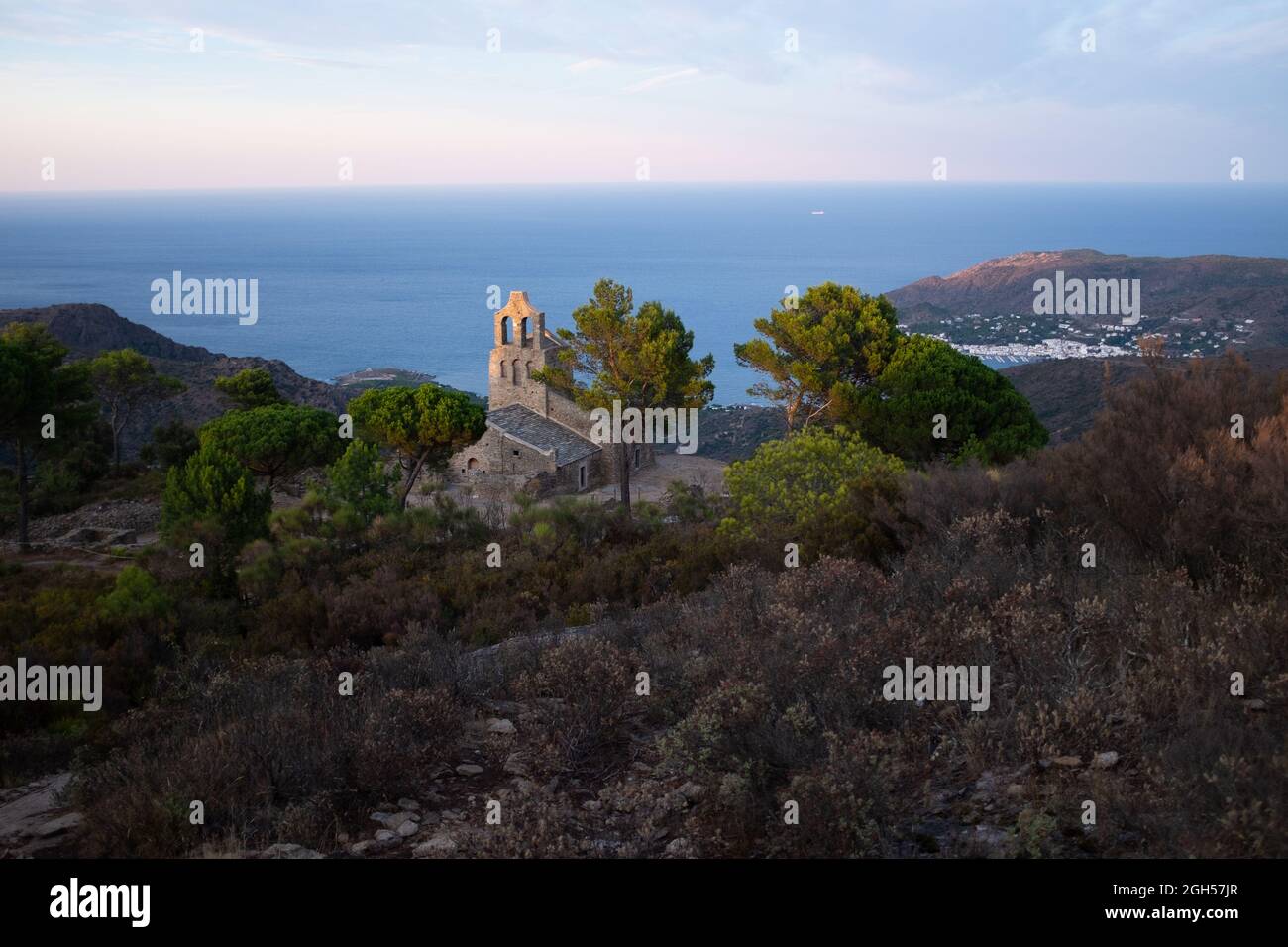 Chiesa di Santa Helena de Rodes (Iglesia de Santa Helena de Roda), conosciuta anche come Santa Creu (la Santa Croce), edificio pre-romanico, a nord-est del Th Foto Stock