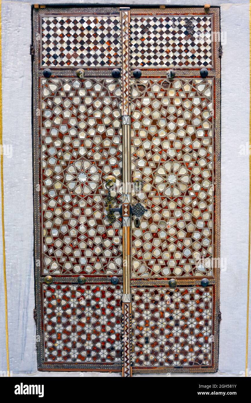 Portale in legno e mosaico madreperla all'interno dell'antico e famoso Palazzo Topkapi di Istanbul, Turchia Foto Stock