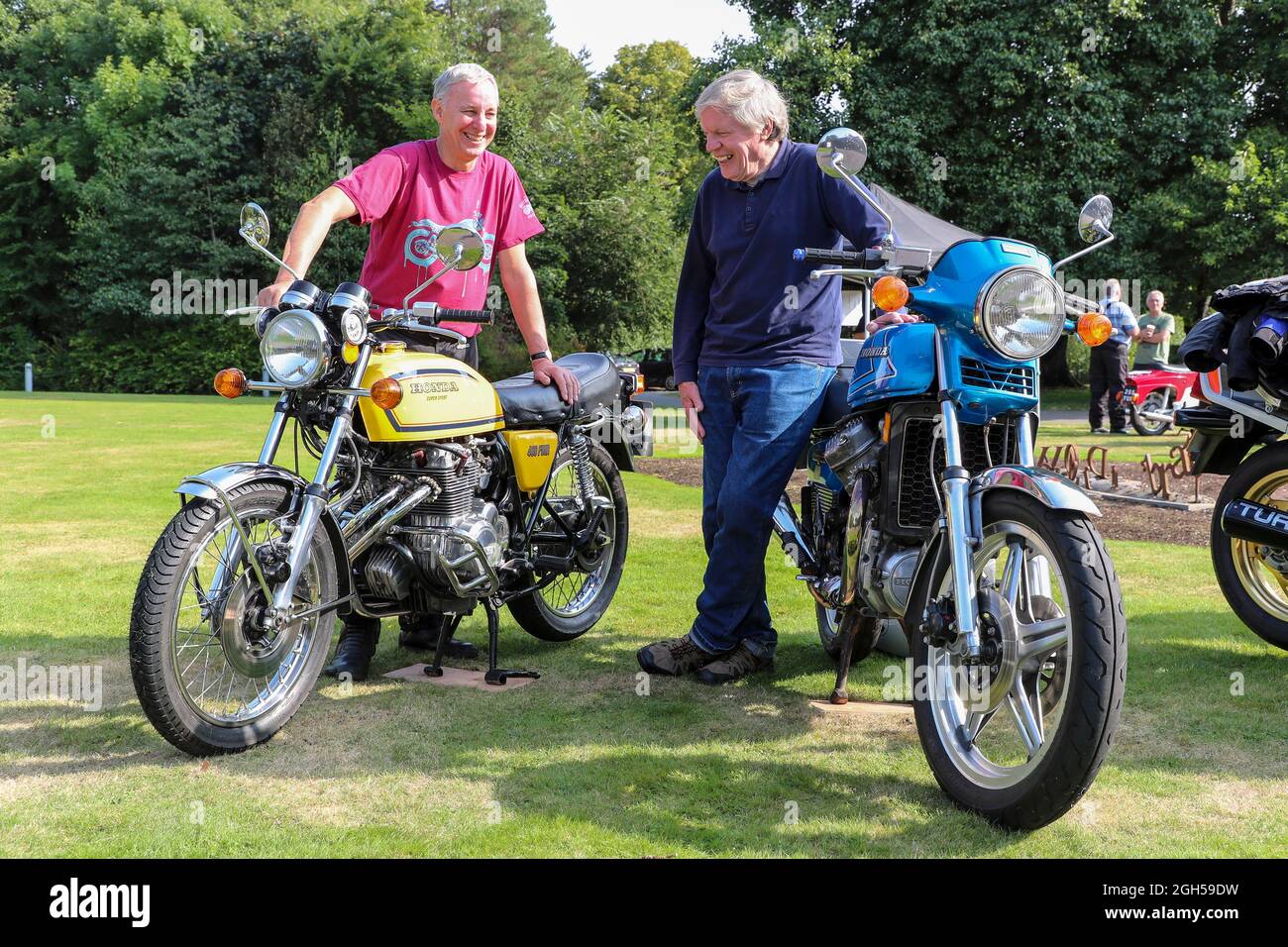 Ayr, Regno Unito. 05 settembre 2021. I membri dell'Ayr Vintage Motorcycle Club hanno tenuto una mostra di alcune delle moto restaurate e possedute dai soci del club. Il club, con oltre 80 soci, vanta una proprietà collettiva di oltre 500 moto d'epoca e classiche. Immagine di Brian Baillie da Ayr con la sua 1977 Honda 400 giallo e Ken Robson da Ayr con la sua Honda CX 500 blu 1978. Moto. Credit: Findlay/Alamy Live News Foto Stock