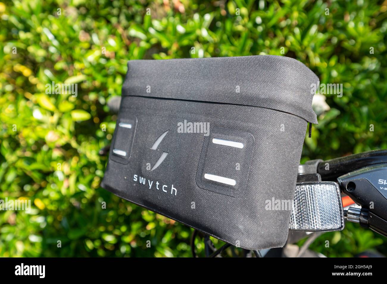 Batteria Swytch su una mountain bike convertita in propulsione elettrica. Foto Stock