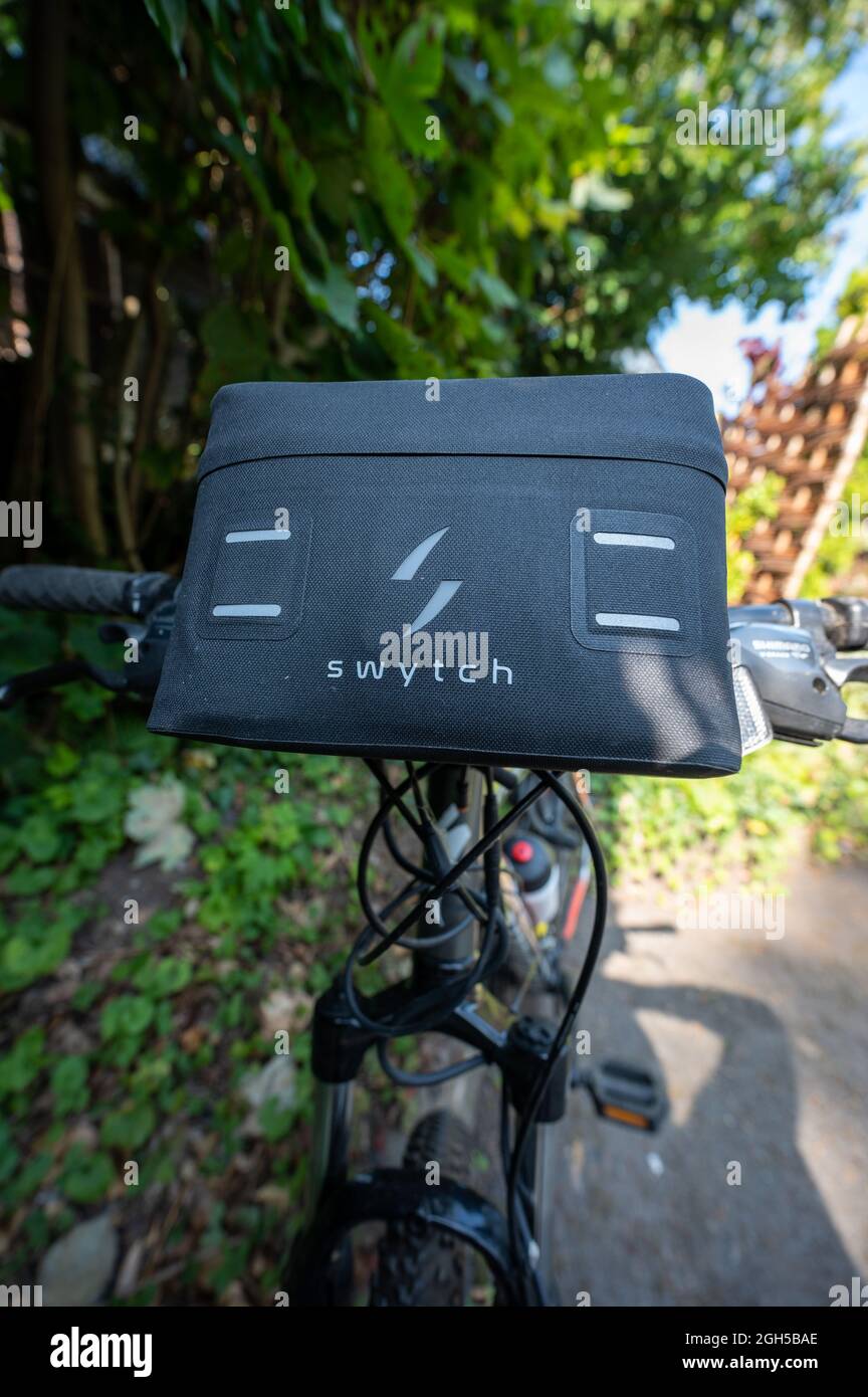 Batteria Swytch su una mountain bike convertita in propulsione elettrica. Foto Stock