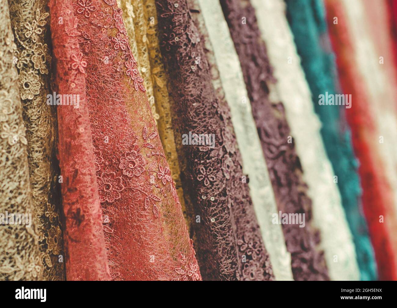 rotoli colorati di tessuto di pizzo coloratissimi di tessuto di pizzo rotoli in tessile shop industria tessile negozio Foto Stock