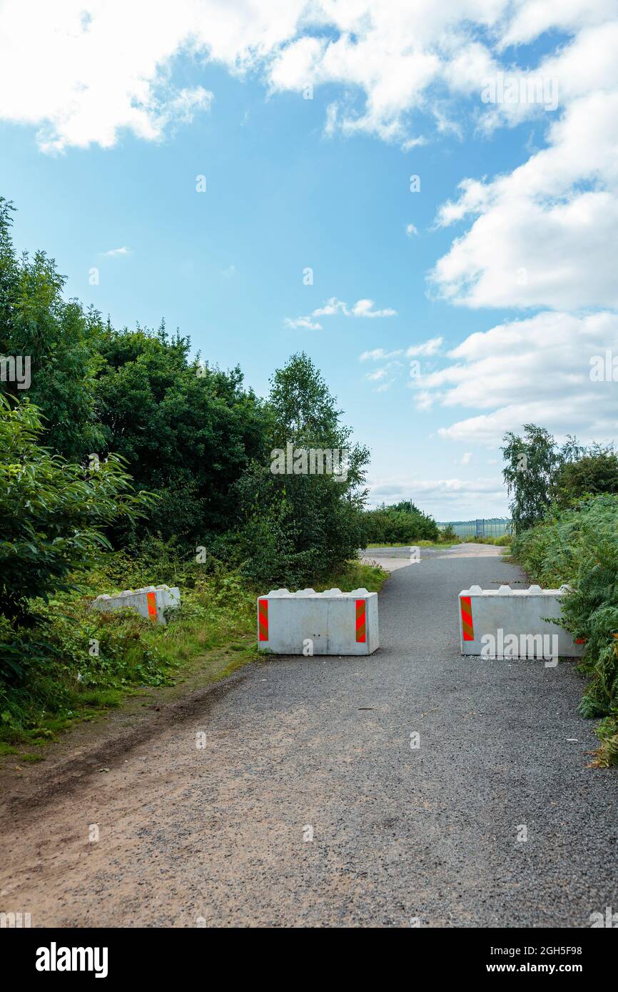 Bloccare la strada con blocchi di cemento. Foto Stock