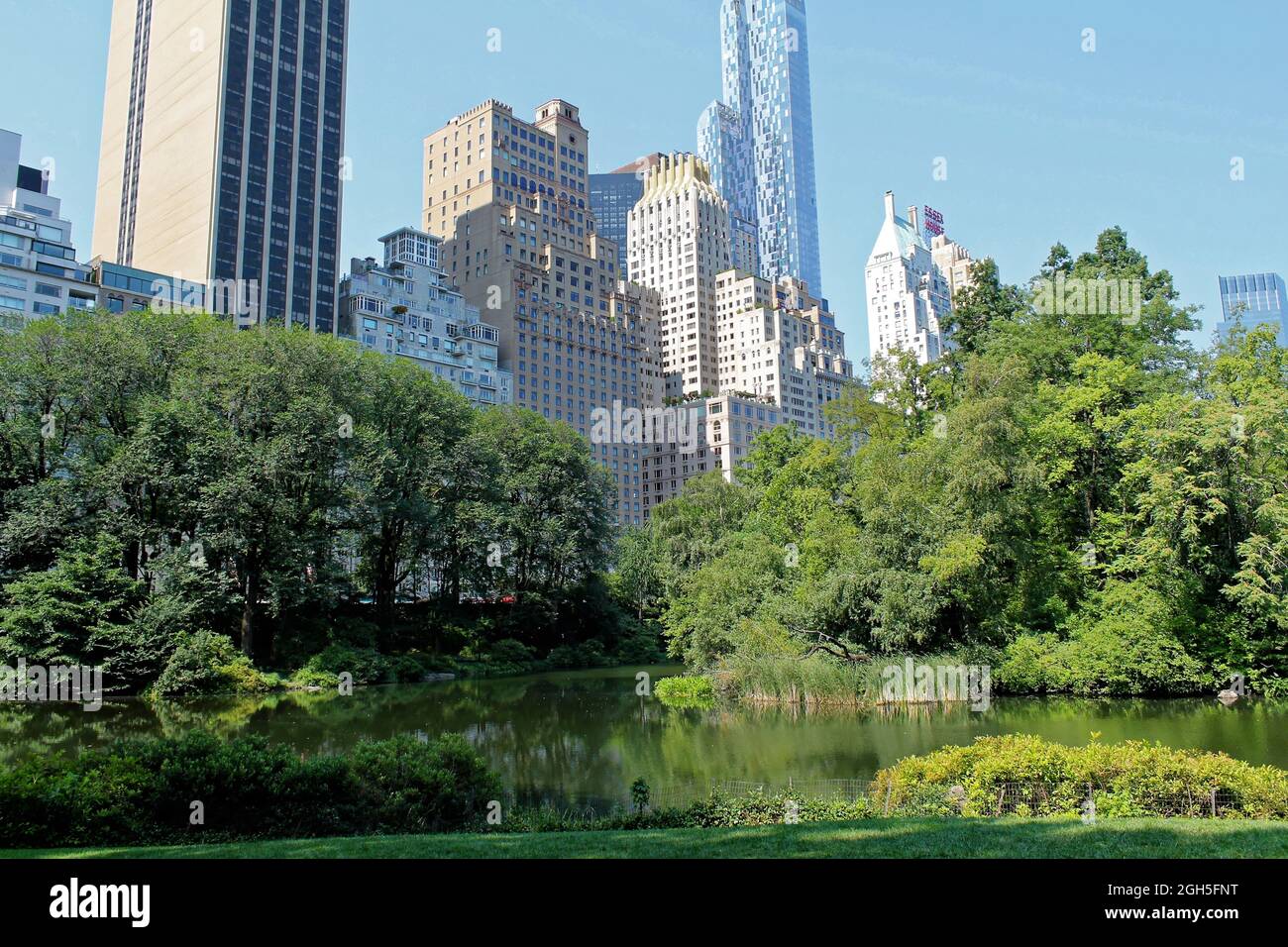 Central Park e gli edifici si riflettono nel centro di Manhattan, New York City Foto Stock