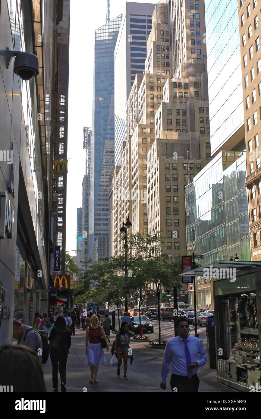 New York, USA - 6 agosto 2014: Times Square è un importante incrocio commerciale, destinazione turistica, centro di intrattenimento e quartiere nel Mid Foto Stock