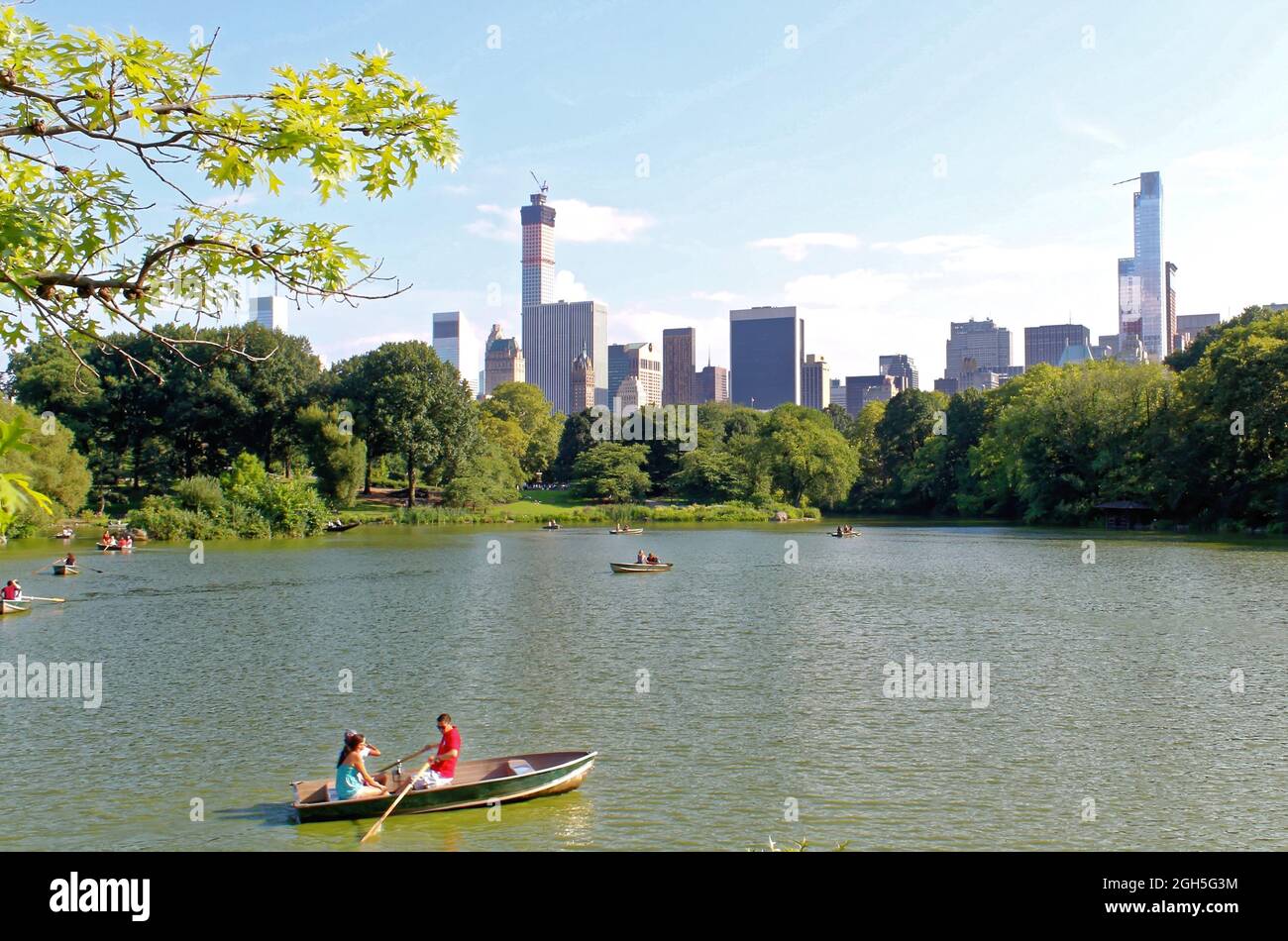 NEW YORK, USA - 5 agosto 2014: Stagno nel parco centrale di NYC. Central Park e Manhattan Skyline. Skyline di Midtown Manhattan visto da Central Par Foto Stock